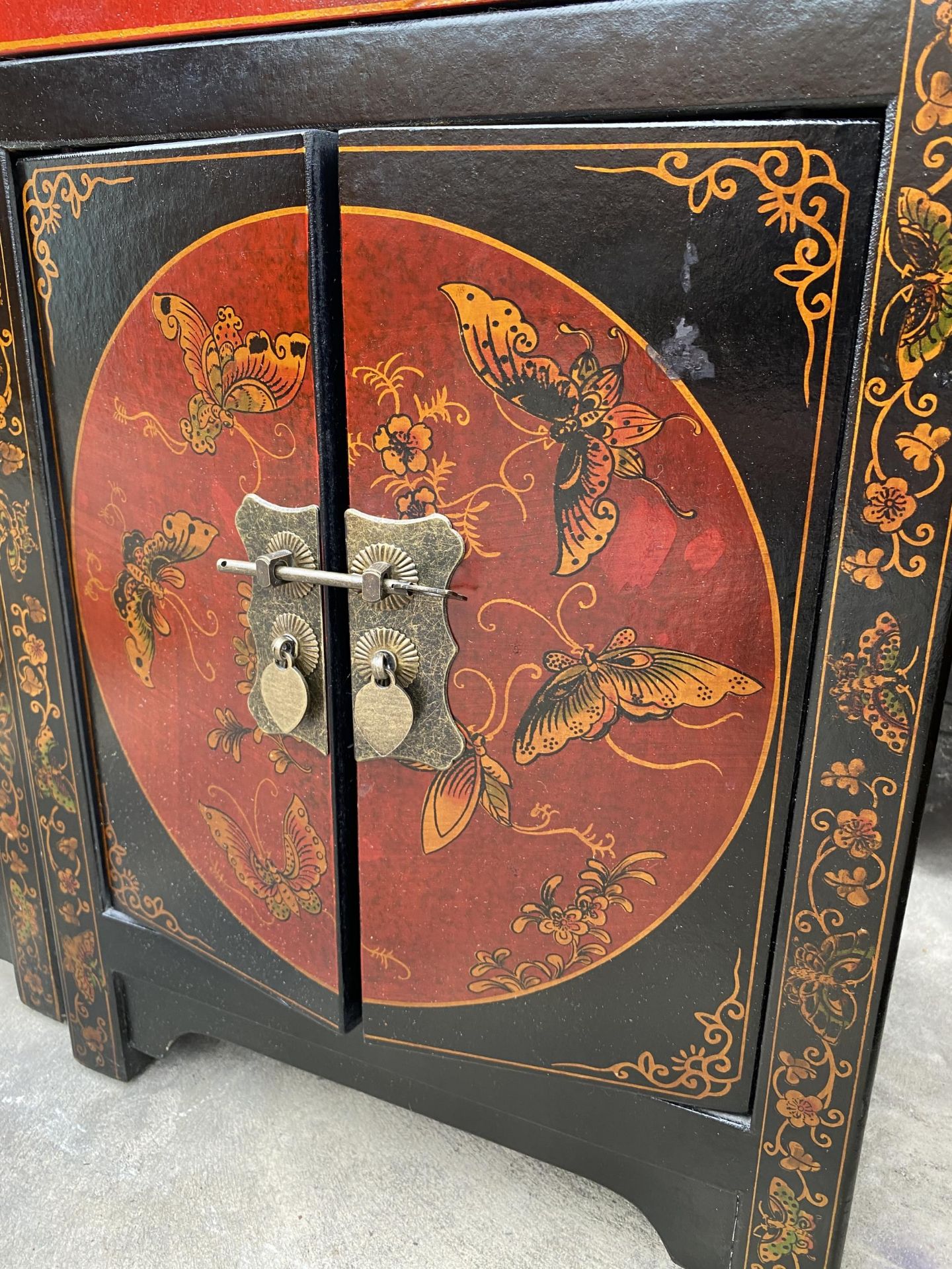 A PAIR OF ORIENTAL BEDSIDE LOCKERS WITH CHINOISERIE DECORATION - Image 3 of 5