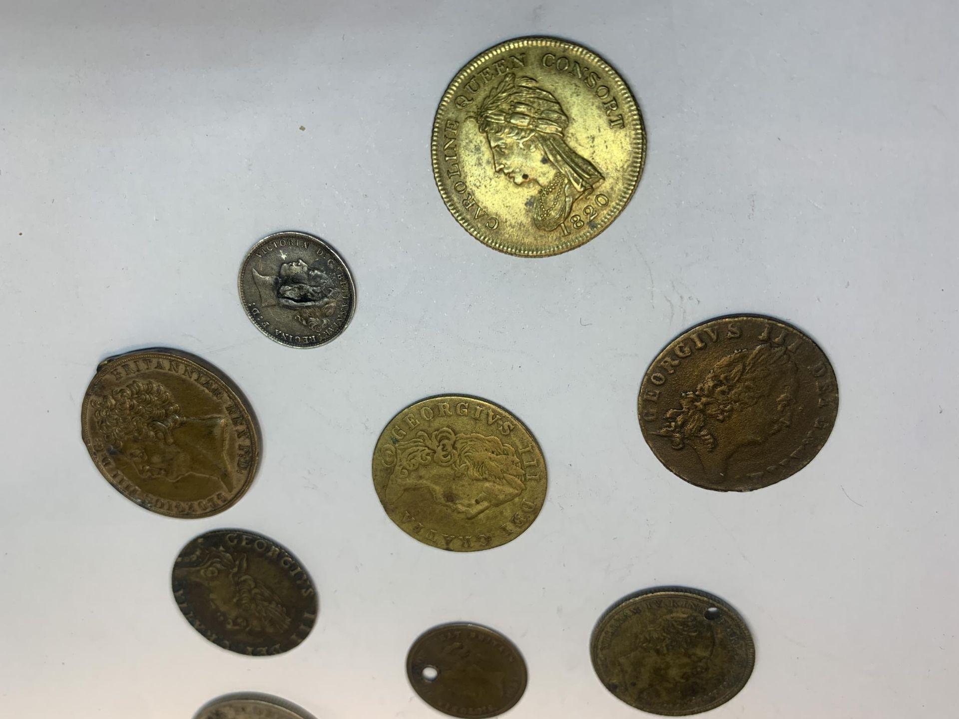 FOURTEEN VARIOUS FOREIGN COINS AND TOKENS - Image 3 of 6