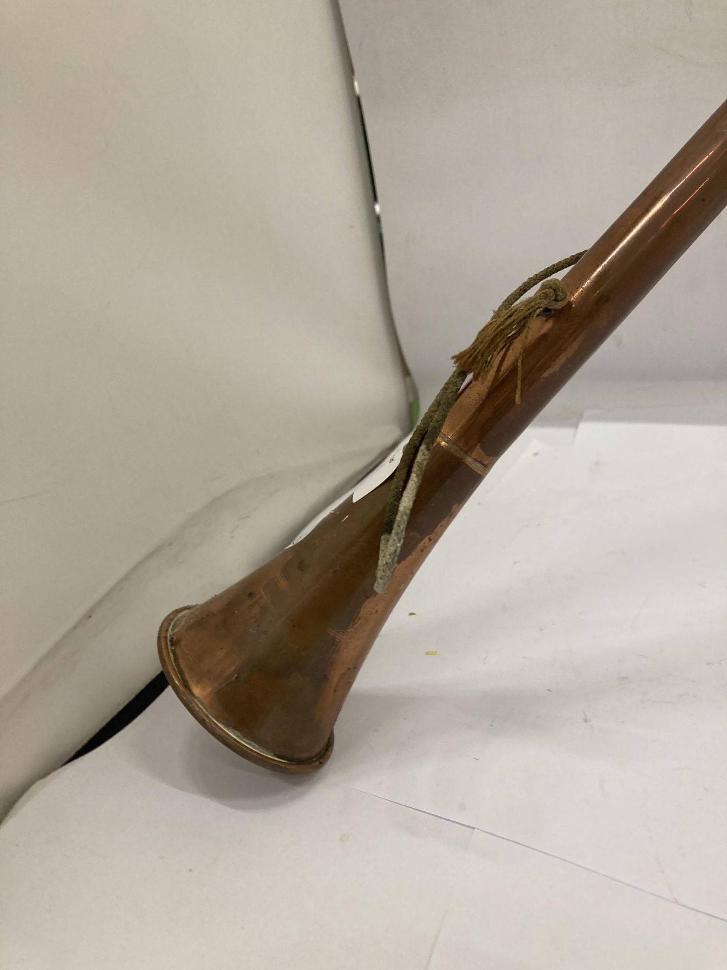 A LARGE VINTAGE COPPER HUNTING HORN - Image 2 of 4