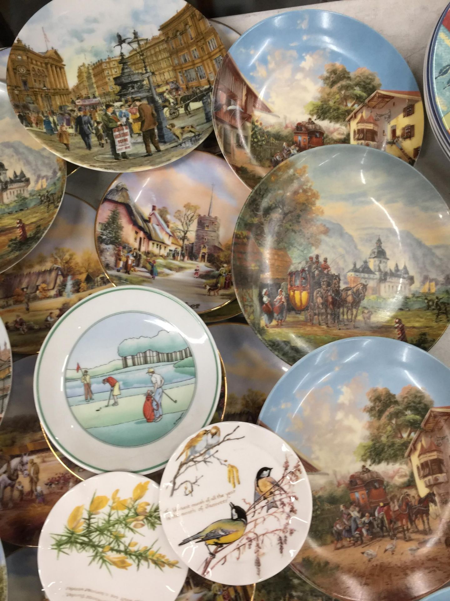 A LARGE QUANTITY OF CABINET PLATES TO INCLUDE BUGS BUNNY, ETC - APPROX 26 IN TOTAL - Image 4 of 6