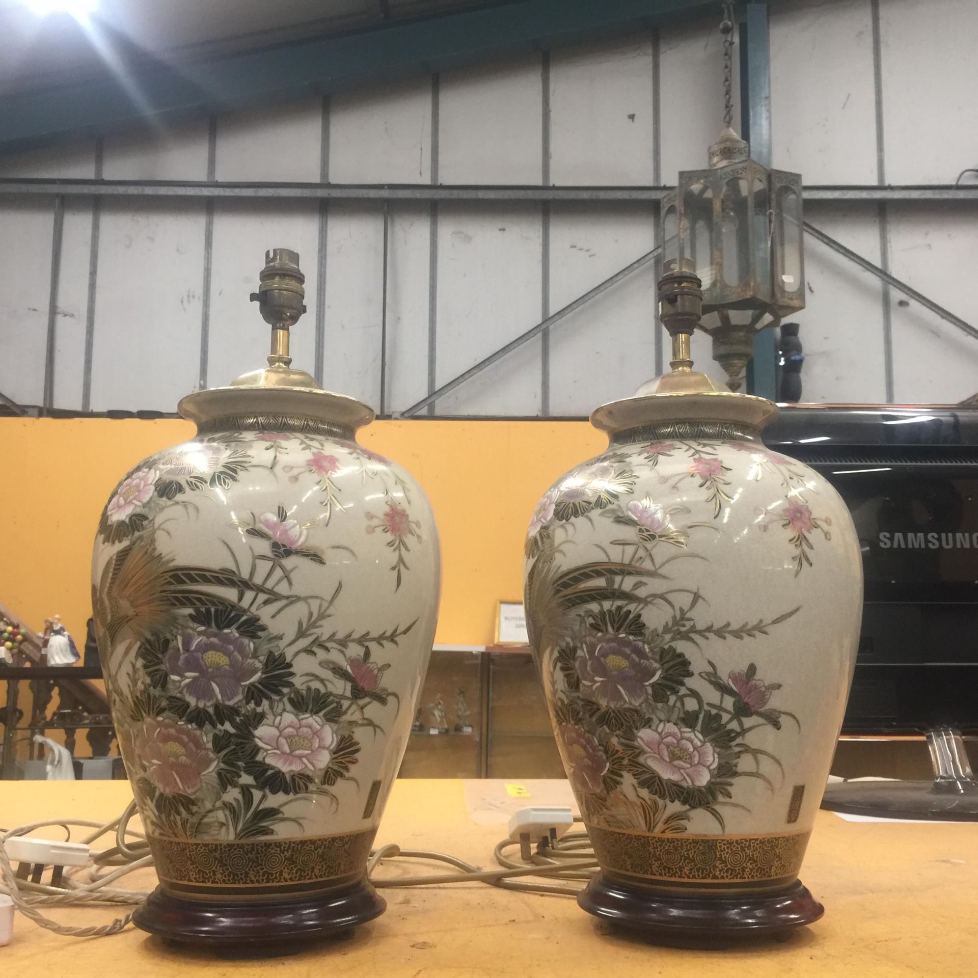 A PAIR OF DECORATIVE ORIENTAL STYLE TABLE LAMPS