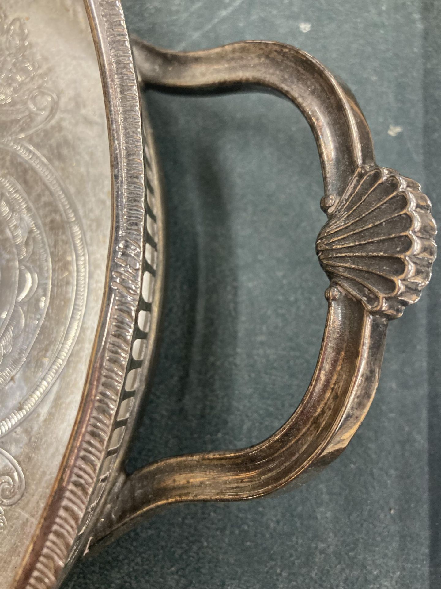 A GROUP OF THREE VINTAGE SILVER PLATED DRINKS TRAYS - Image 3 of 3