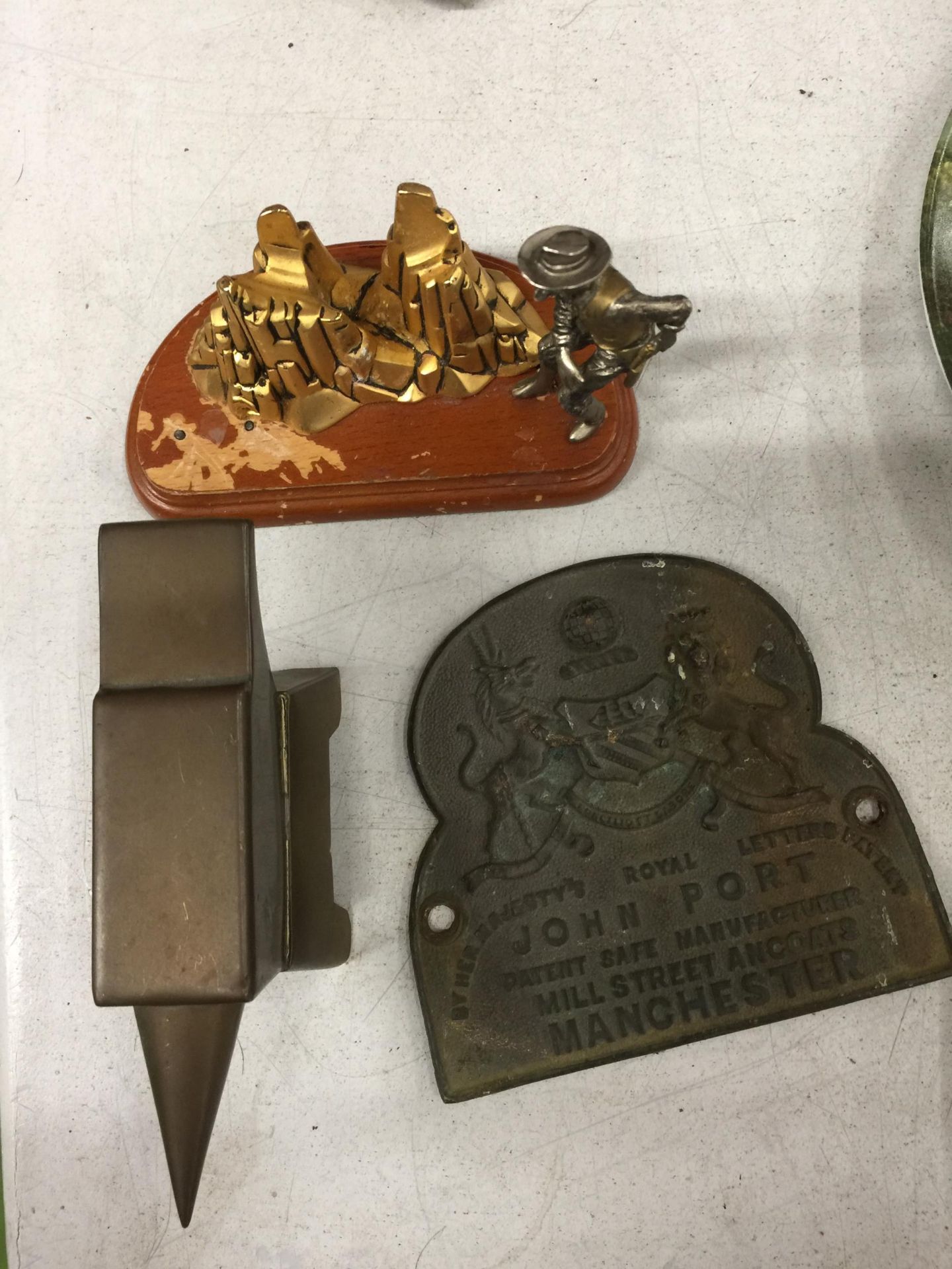 A SMALL ANVIL, 'COWBOY' POCKET WATCH STAND AND A CAST 'JOHN PORT, MANCHESTER' SAFE PLAQUE