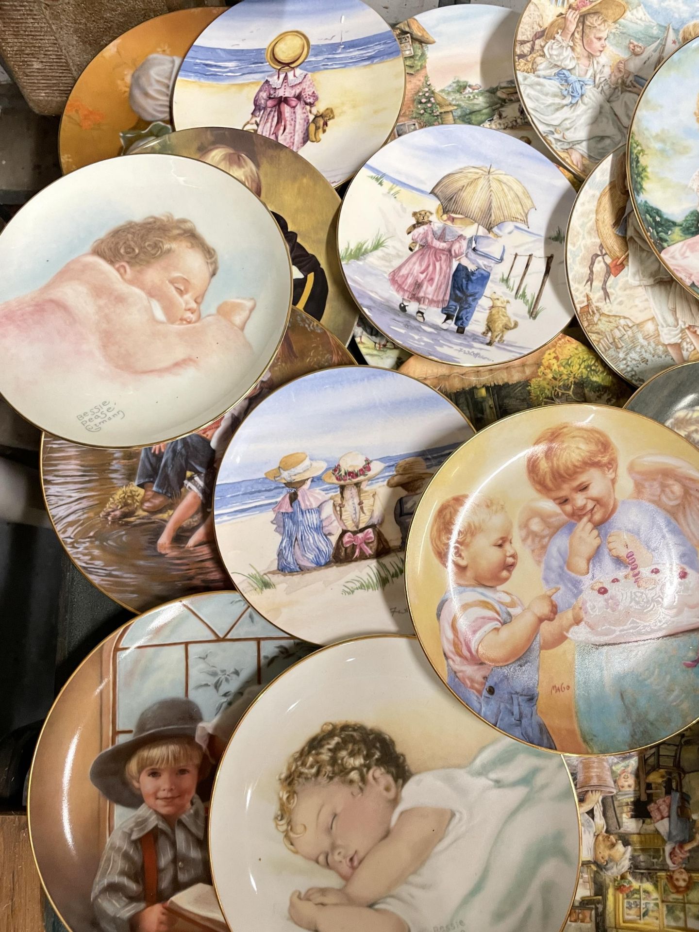 A LARGE COLLECTION OF CABINET PLATES - APPROX 26 IN TOTAL - Image 4 of 5