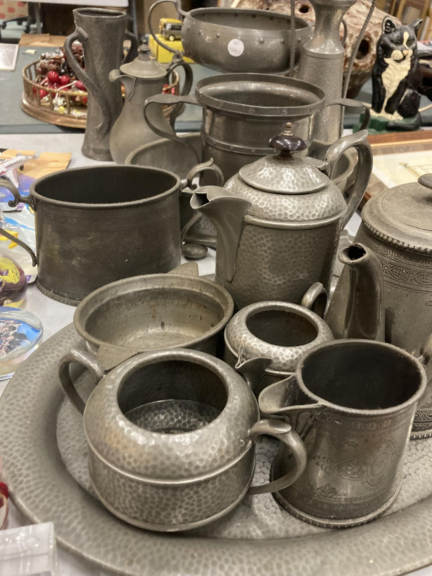 A LARGE QUANTITY OF VINTAGE PEWTER TO INCLUDE ARTS AND CRAFTS, BOWLS, A TEASET, VASES, JUGS, A TRAY, - Bild 4 aus 4