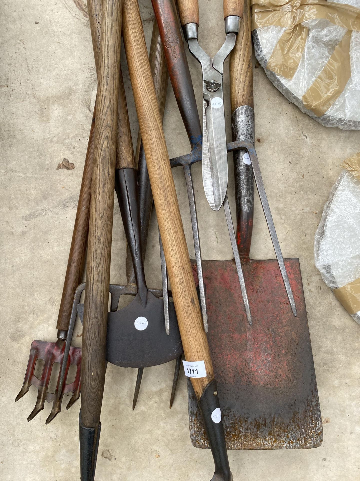 A COLLECTION A VINTAGE TOOLS TO INCLUDE A SPADE, FORK, ETC - Image 2 of 4