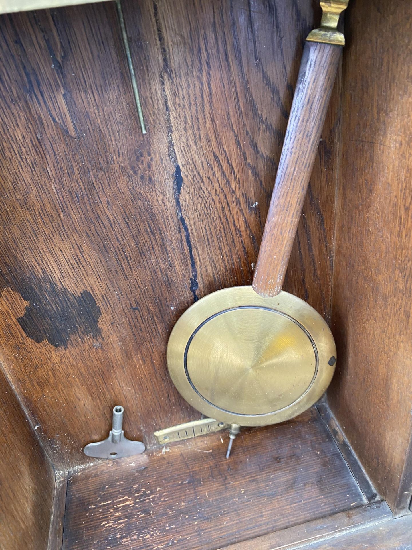 A VINTAGE OAK CASED CHIMING WALL CLOCK - Image 4 of 4