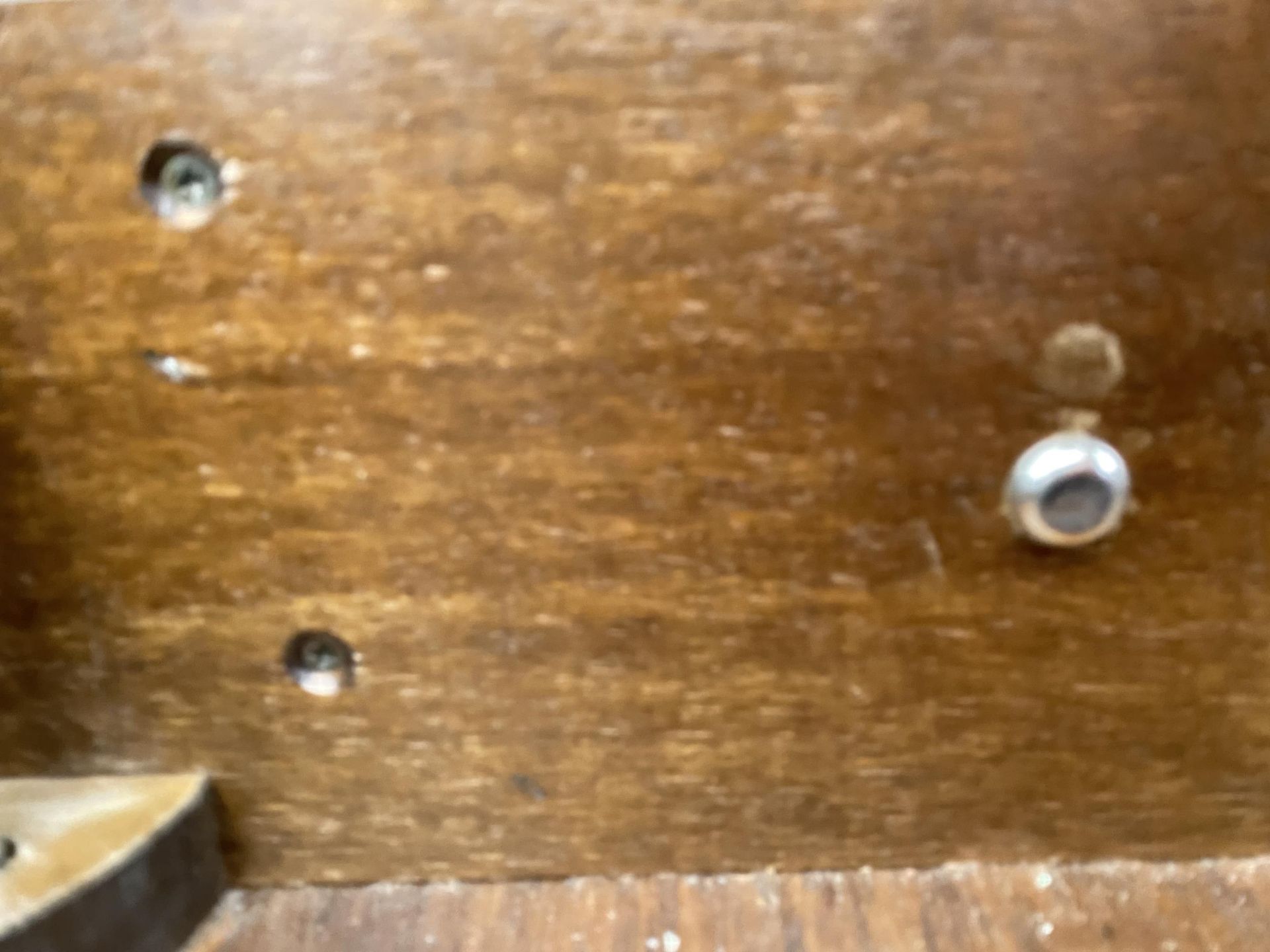 A MODERN MAHOGANY TWO DRAWER FILING CABINET WITH INSET LEATHER TOP - Image 4 of 6