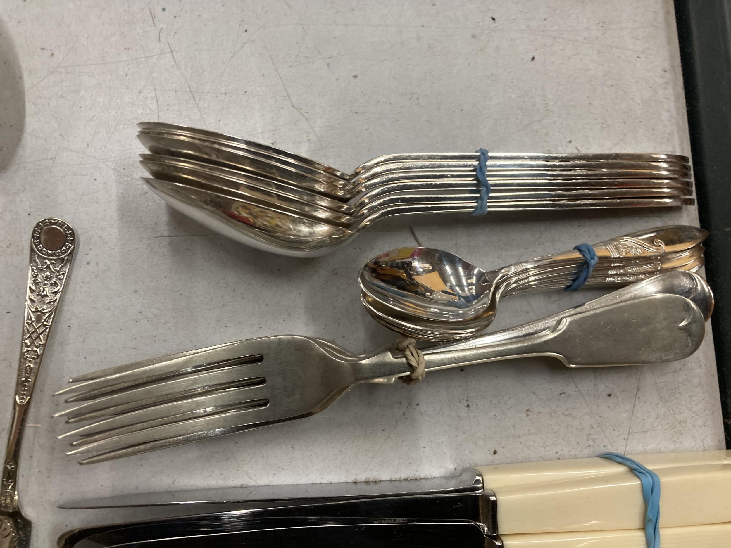 A QUANTITY OF VINTAGE FLATWARE - Image 2 of 4