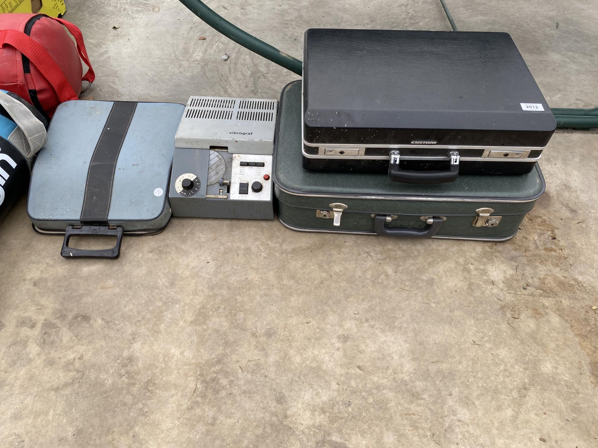 AN ASSORTMENT OF ITEMS TO INCLUDE AN OLIVETTI TYPEWRITER AND A VIBROGRAF ETC