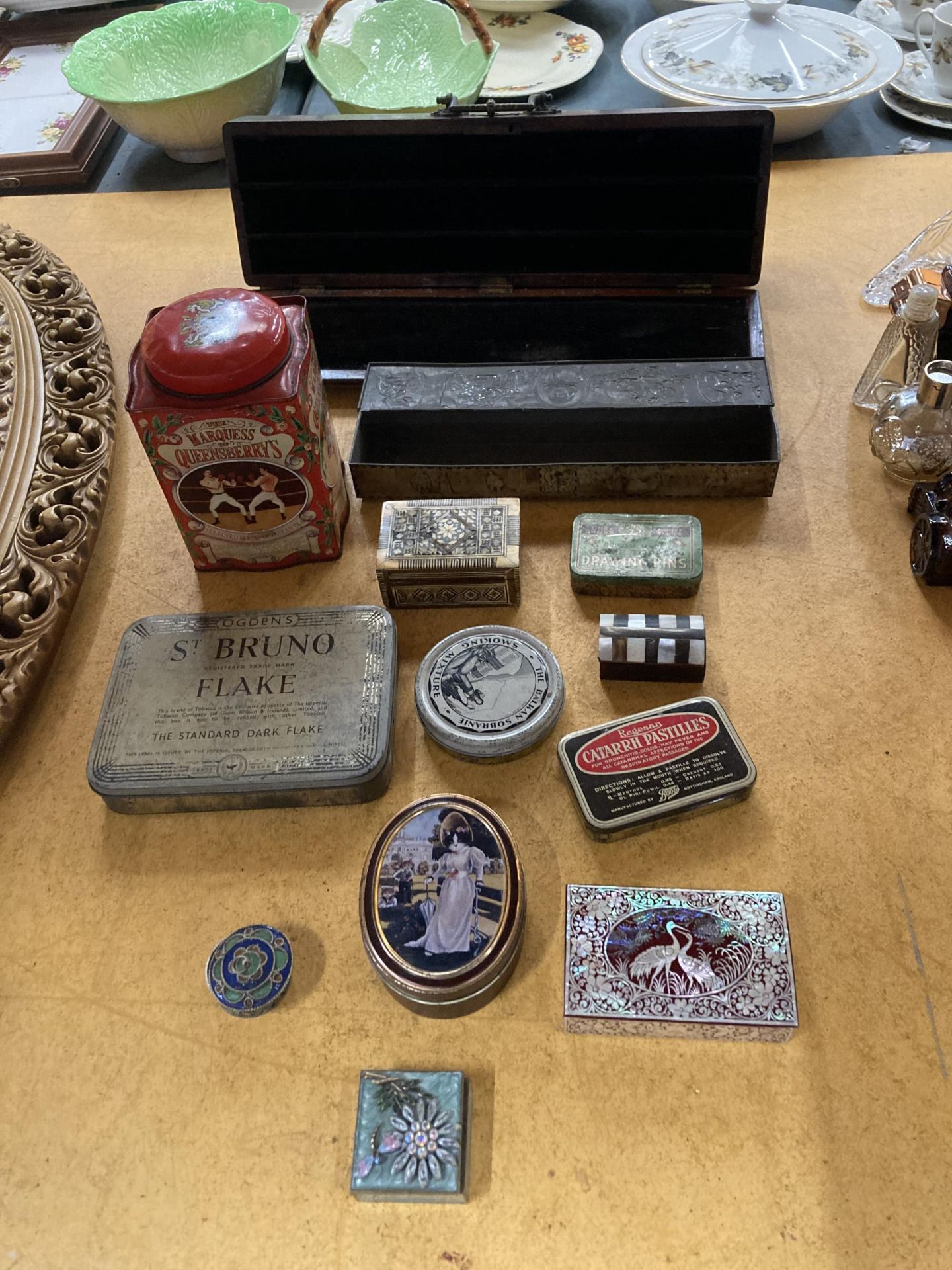 A COLLECTION OF VINTAGE TINS AND BOXES TO INCLUDE MOTHER OF PEARL, ROWNTREE, OGDEN'S ST BRUNO, ETC