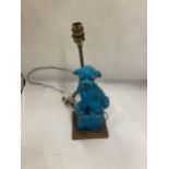 AN ORIENTAL TURQUOISE FOO DOG TABLE LAMP - HEIGHT 37CM