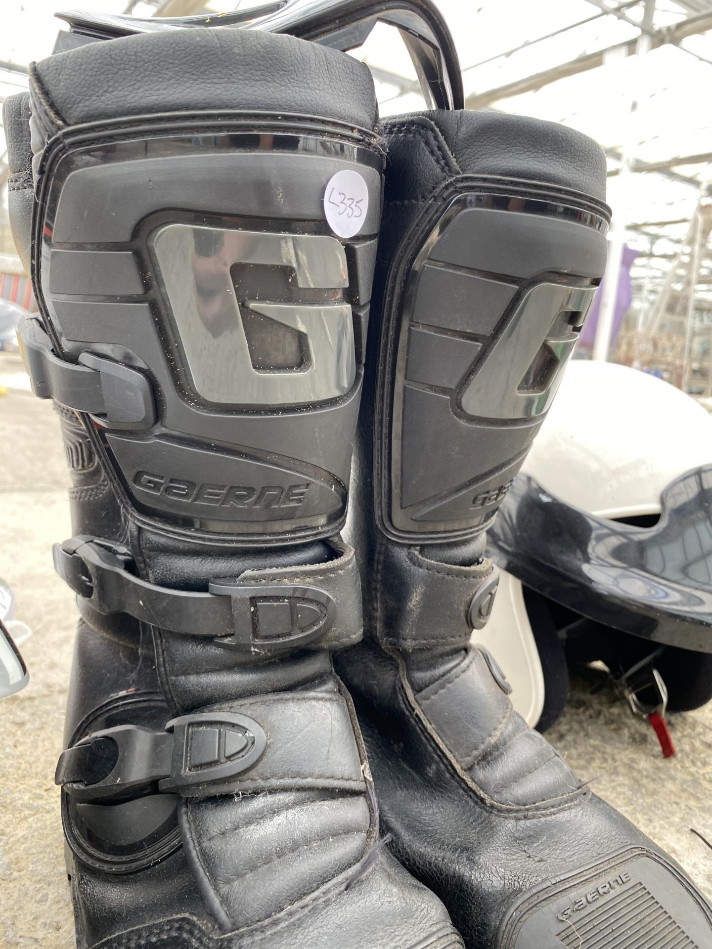 TWO MOTORBIKE HELMETS AND A PAIR OF BOOTS - Image 4 of 5