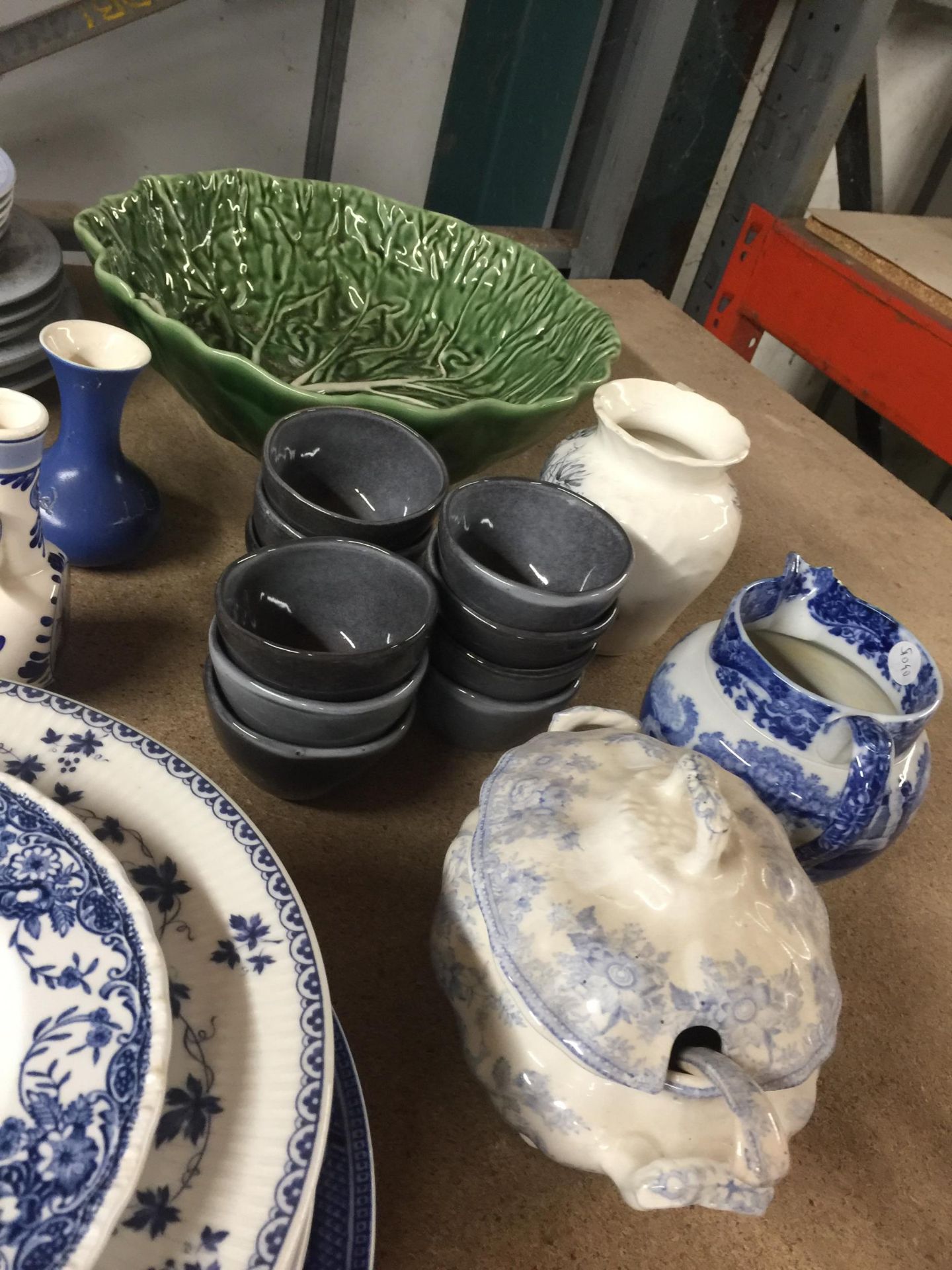 A LARGE QUANTITY OF CERAMICS TO INCLUDE PLATES, JUGS, VASES, ETC - Image 5 of 5