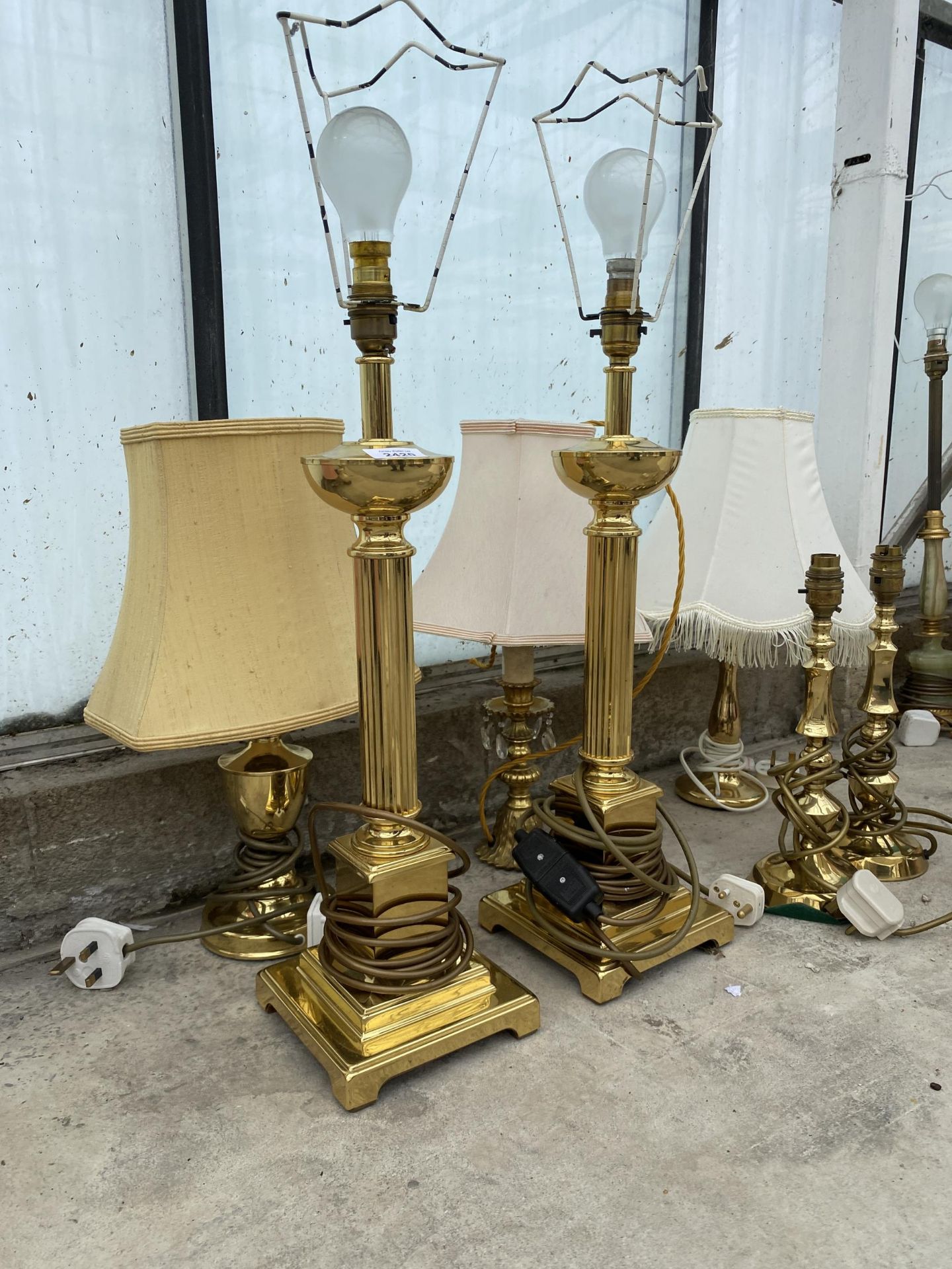 AN ASSORTMENT OF BRASS TABLE LAMPS - Bild 3 aus 3