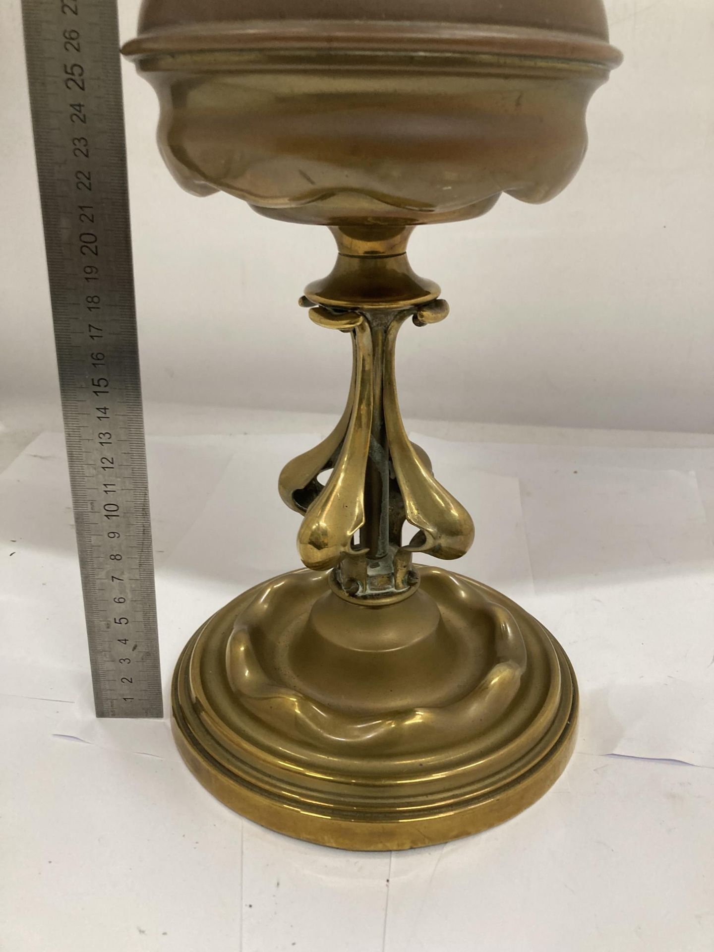 A VINTAGE BRASS AND COPPER OIL LAMP - Image 3 of 5