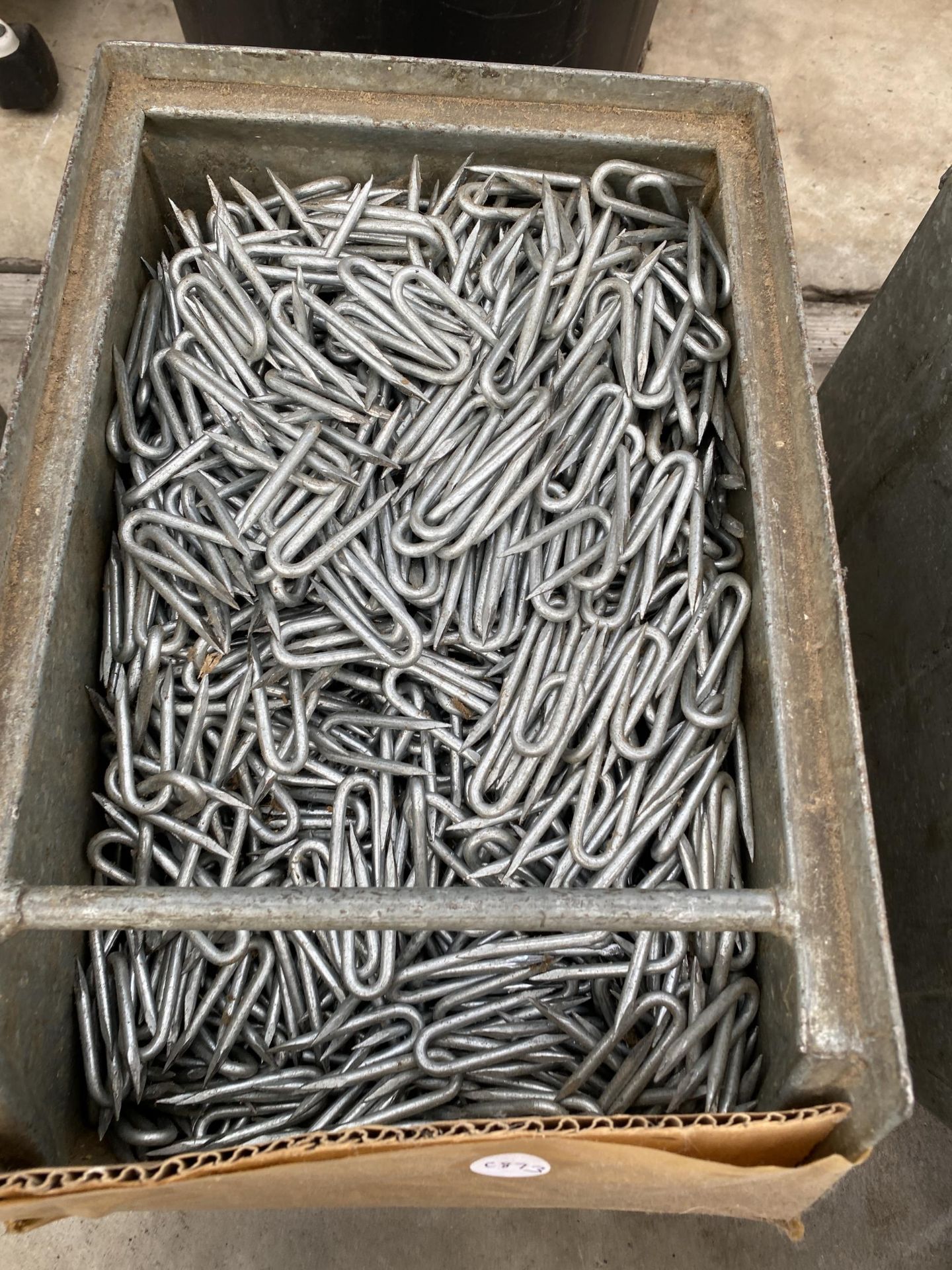 A LARGE ASSORTMENT OF NAILS AND FENCING STAPLES - Image 2 of 4