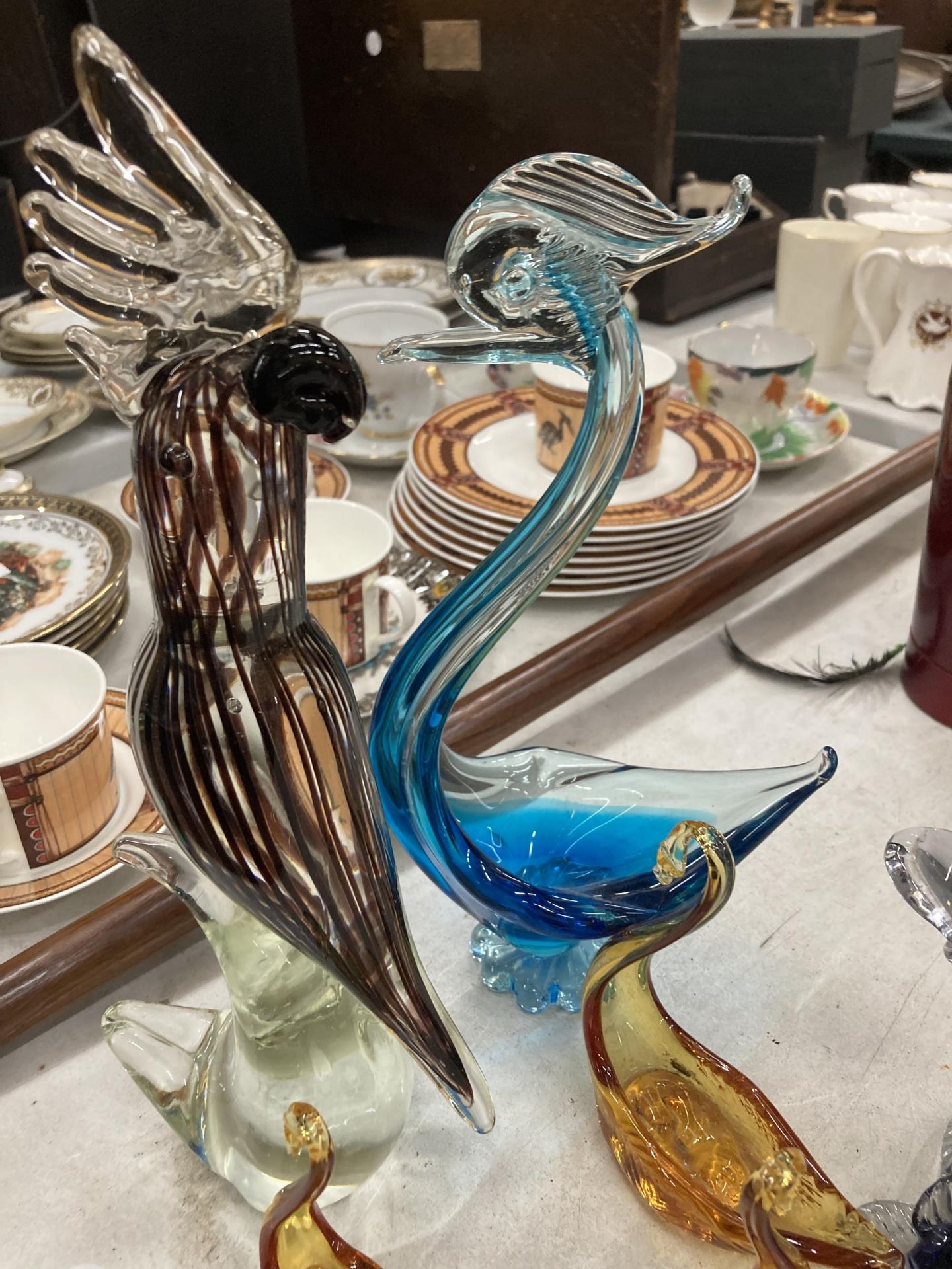 A GROUP OF VINTAGE GLASS BIRD FIGURES - Image 3 of 4