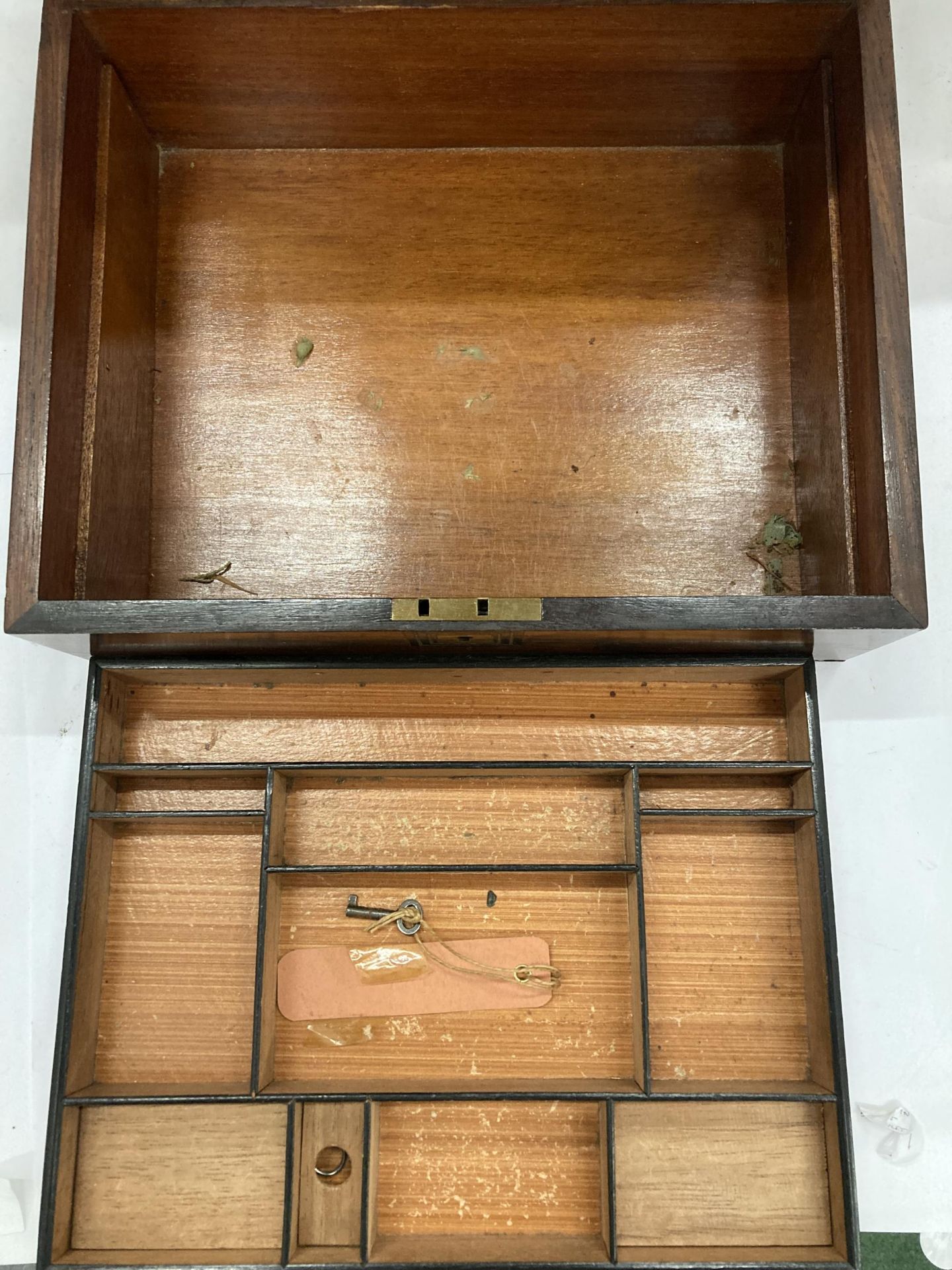A VINTAGE WALNUT JEWLLERY BOX WITH INNER LIFT OUT SECTION AND KEY - Image 4 of 5