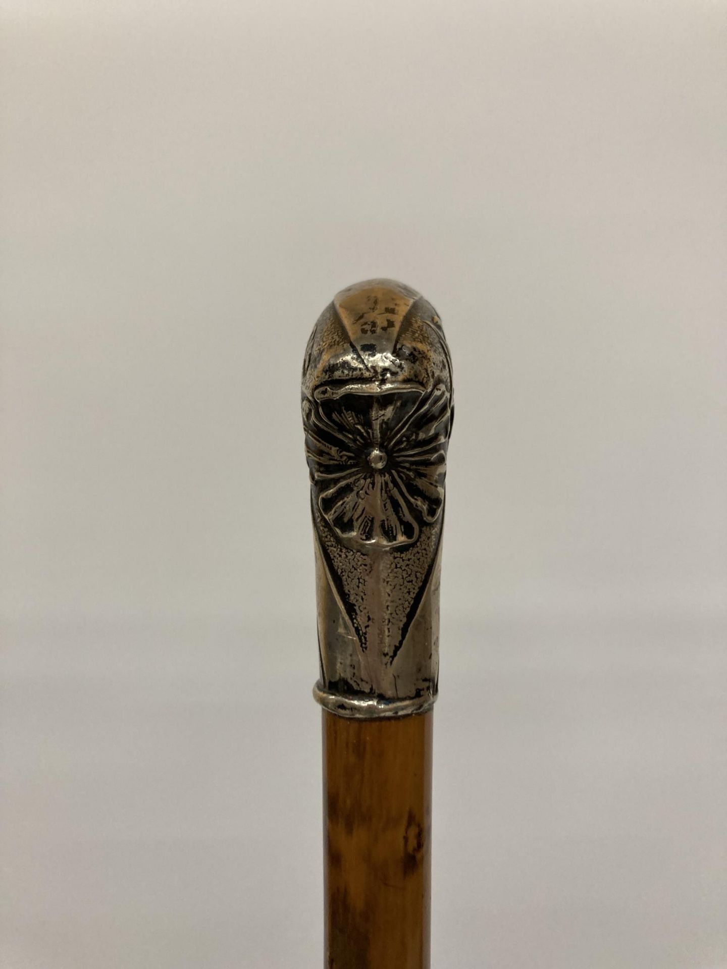 A BELIEVED SILVER TOPPED WALKING STICK WITH FLORAL CHASED AND ENGRAVED DESIGN - Image 4 of 5