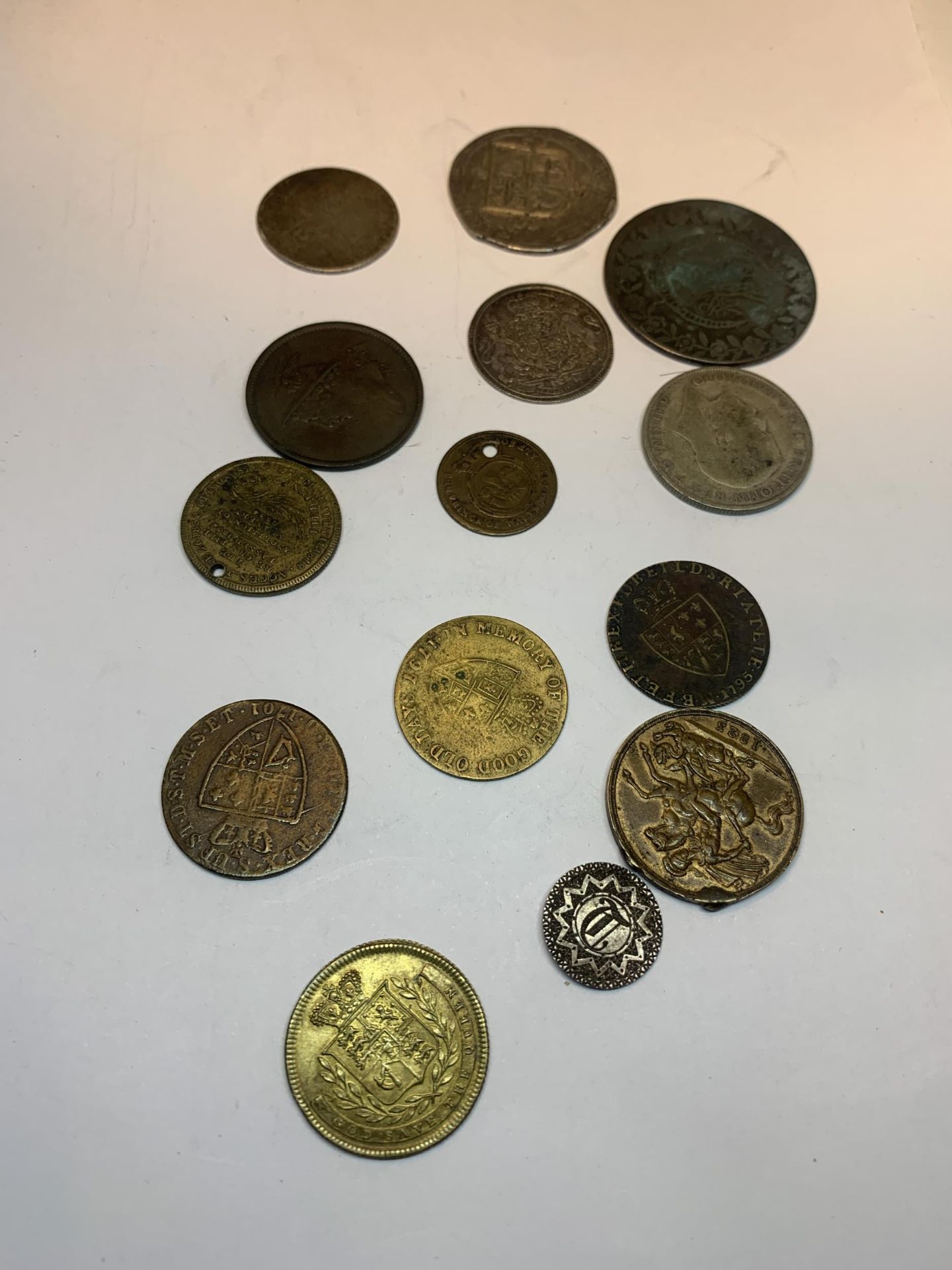 FOURTEEN VARIOUS FOREIGN COINS AND TOKENS - Image 4 of 6