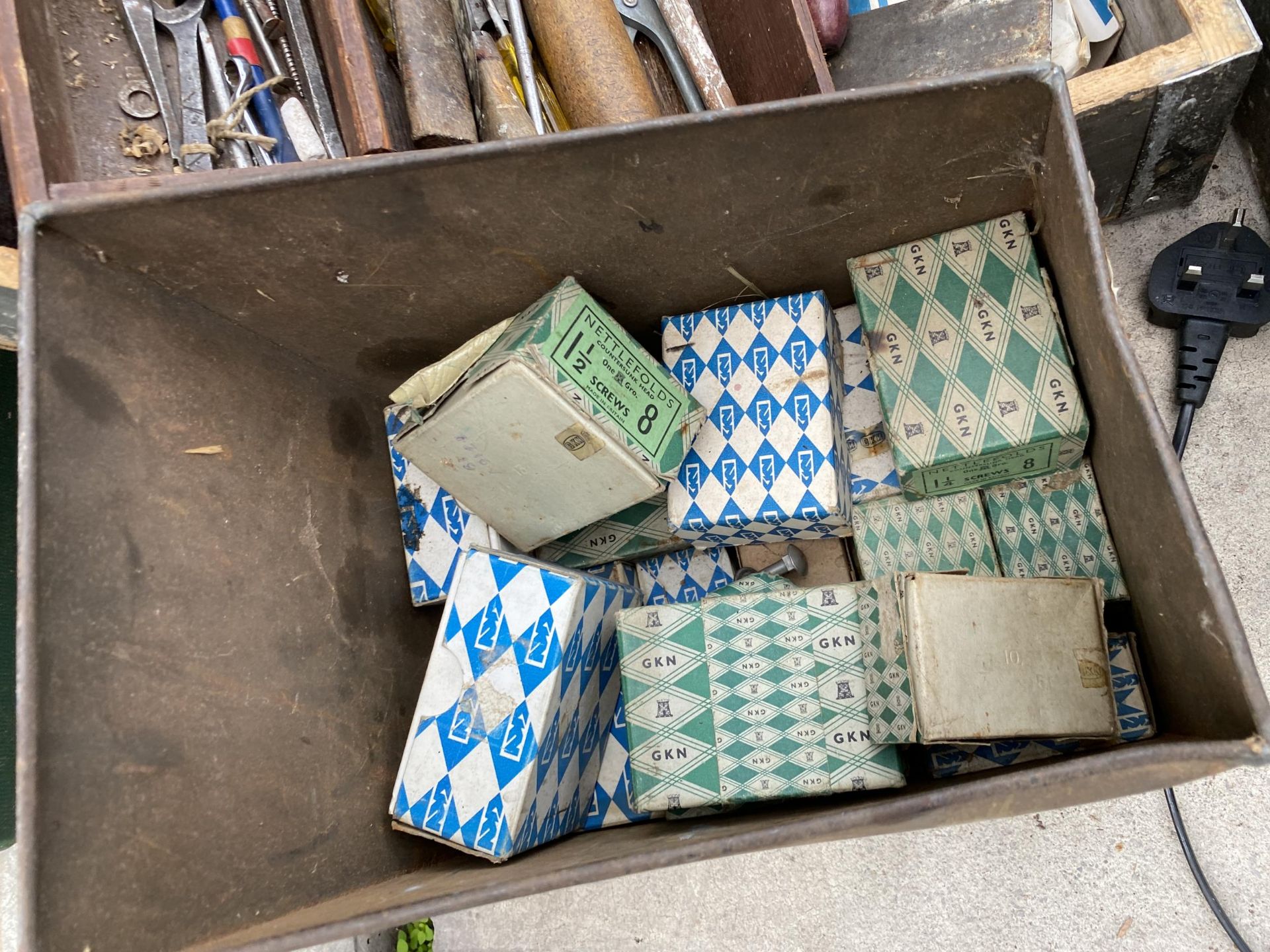 A LARGE ASSORTMENT OF TOOLS TO INCLUDE CHISELS, WOOD PLANES AND SAWS ETC - Image 3 of 5