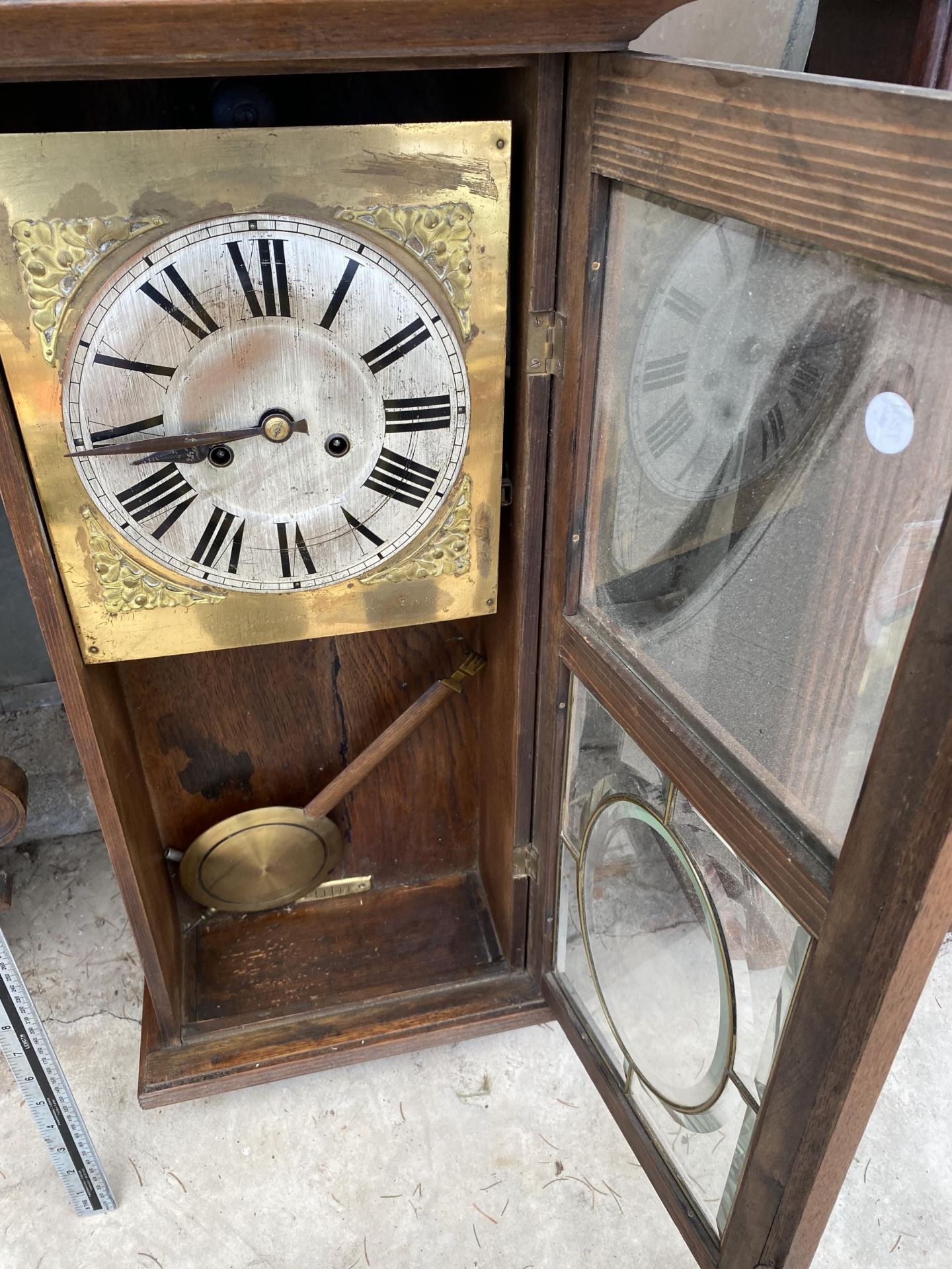 A VINTAGE OAK CASED CHIMING WALL CLOCK - Image 2 of 4