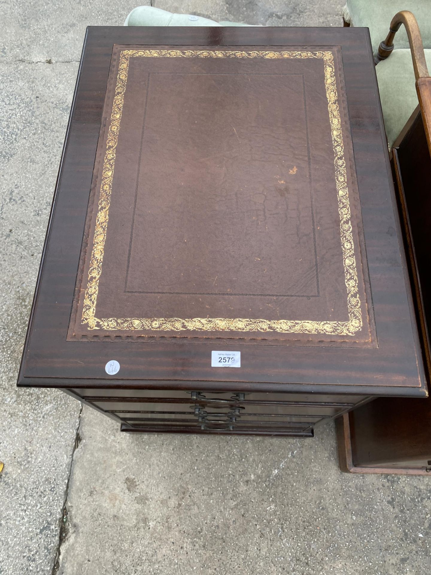 A MODERN MAHOGANY TWO DRAWER FILING CABINET WITH INSET LEATHER TOP - Image 3 of 6