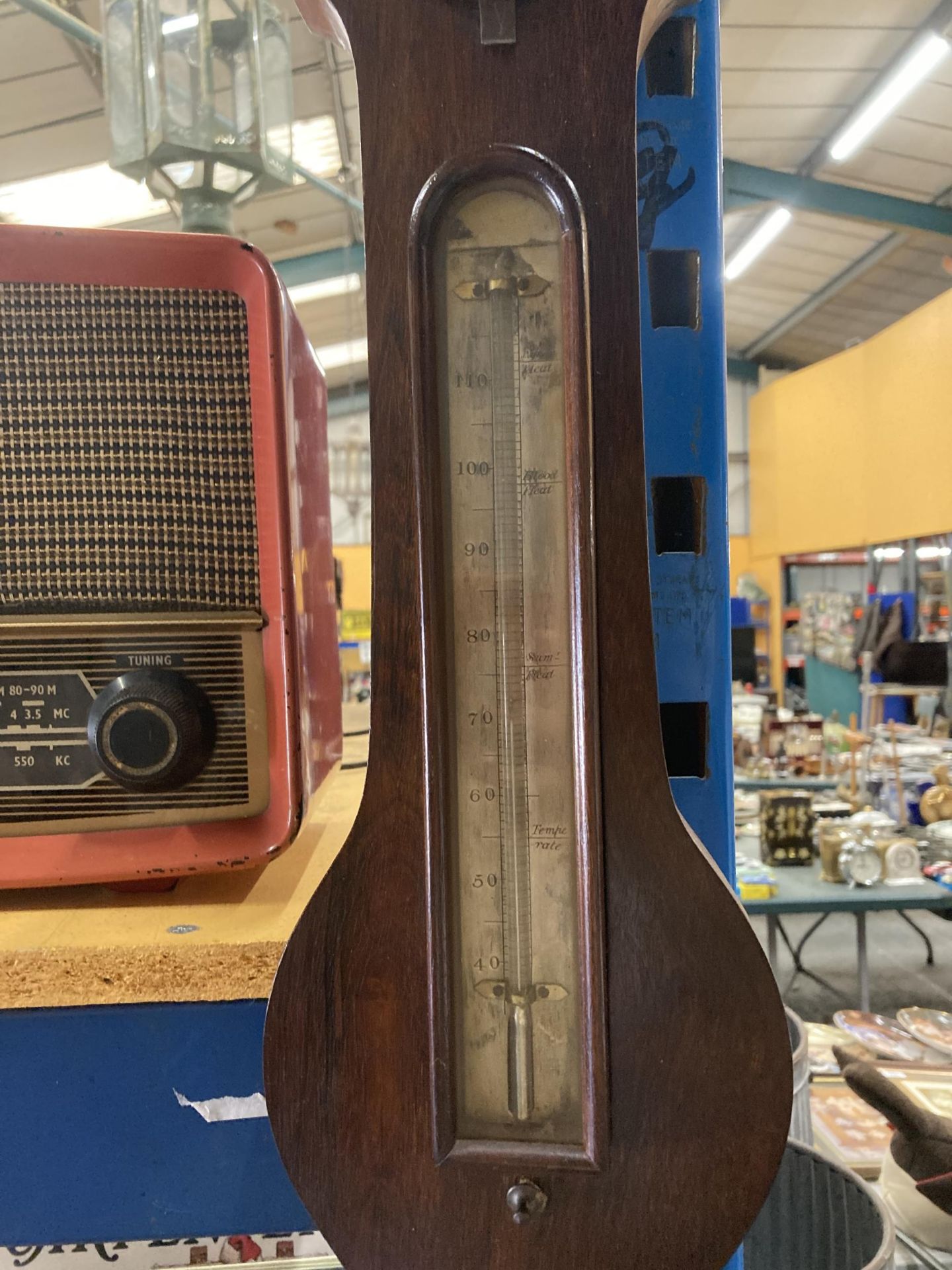 A LARGE VINTAGE MAHOGANY CASED BAROMETER WITH TEMPERATURE GAUGE, LENGTH 108CM - Image 3 of 4