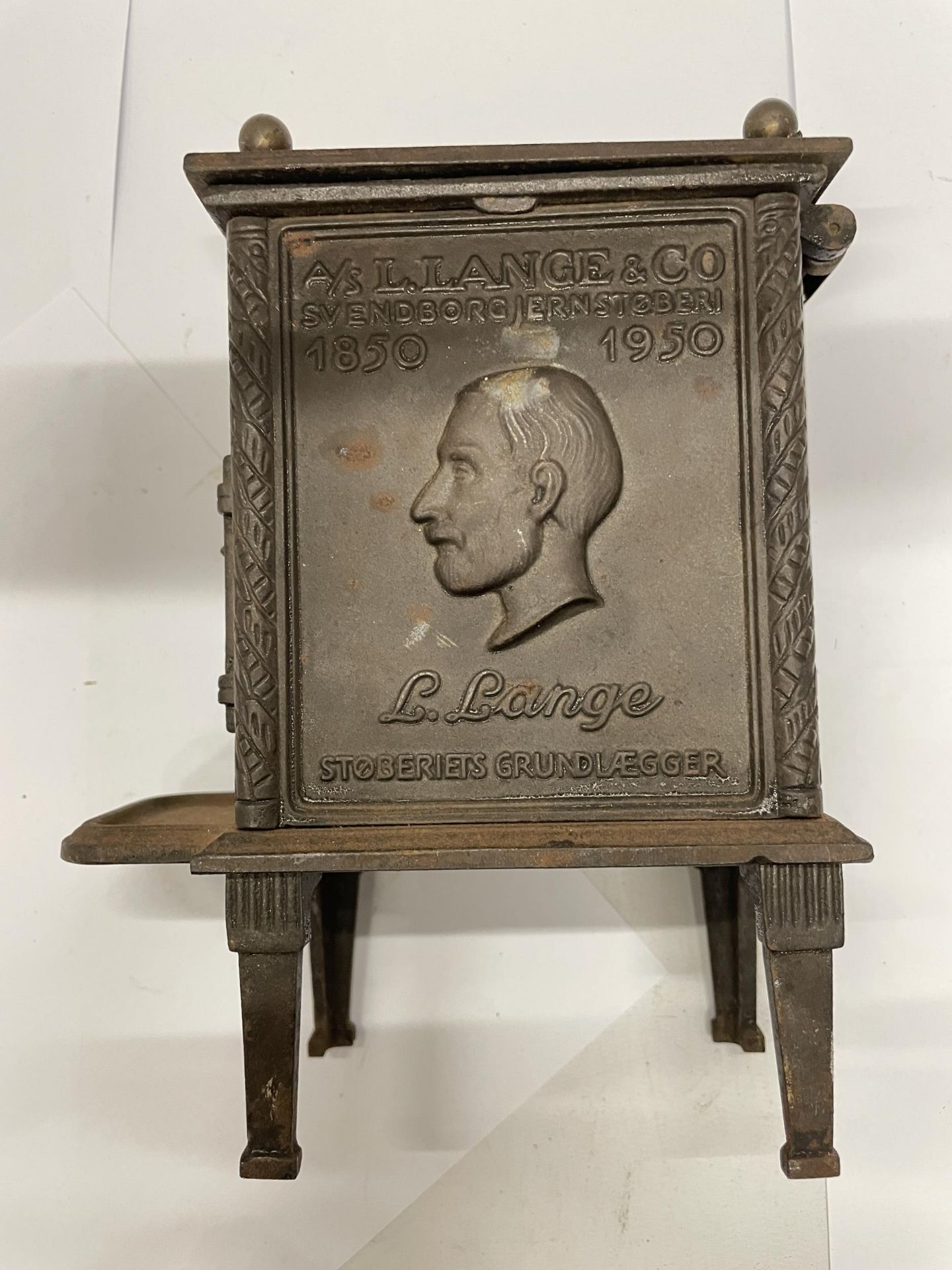 A SALESMAN'S SAMPLE CAST IRON STOVE - Image 5 of 6