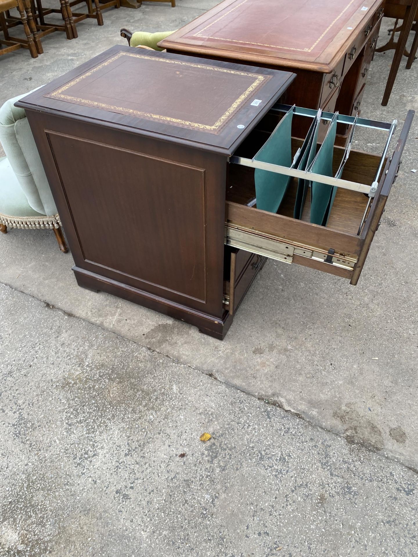 A MODERN MAHOGANY TWO DRAWER FILING CABINET WITH INSET LEATHER TOP - Image 5 of 6