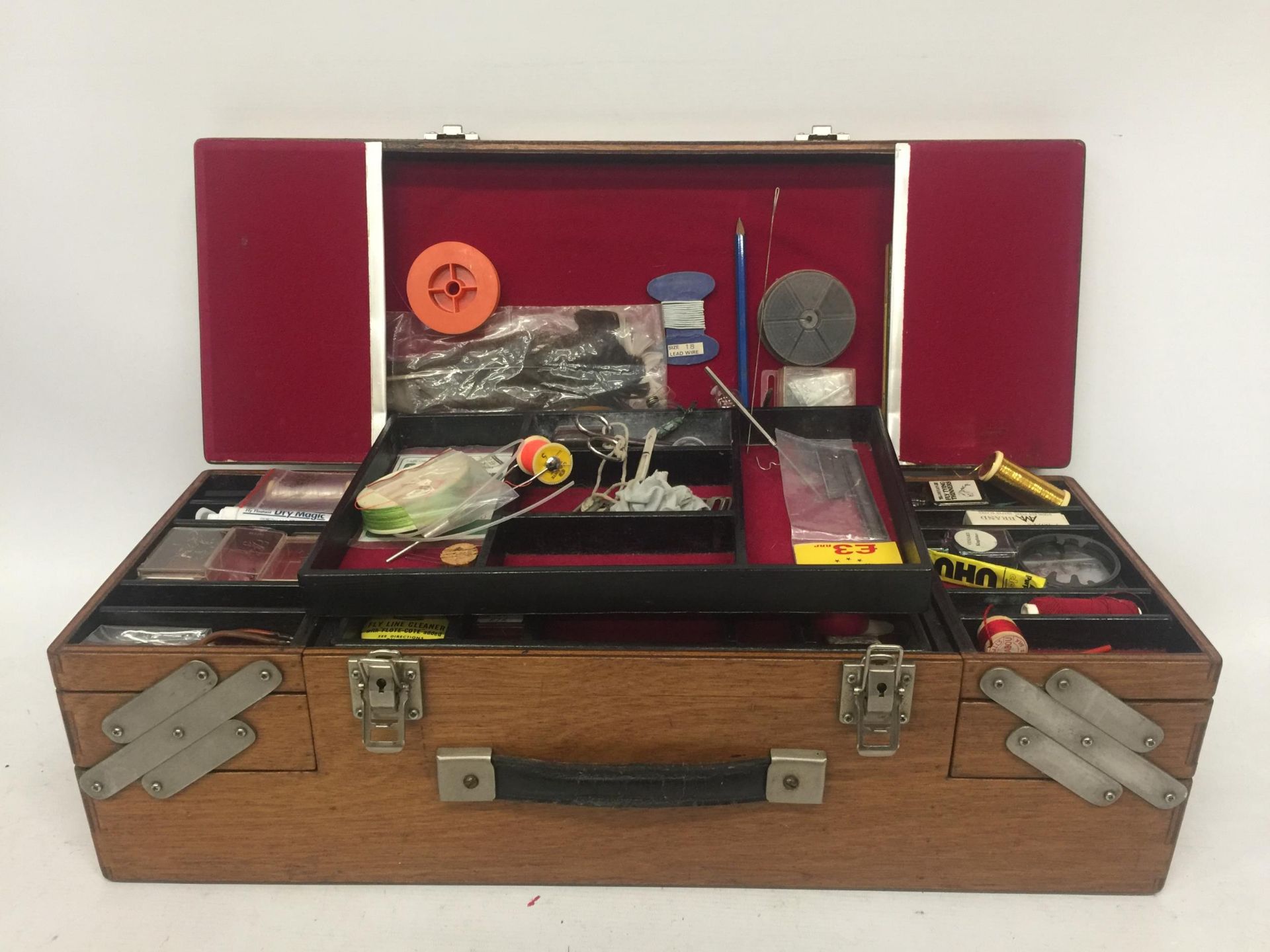 A FLY FISHING FLY TYERS BOX AND CONTENTS WITH TWO INTERNAL TRAY COMPARTMENTS AND EQUIPMENT
