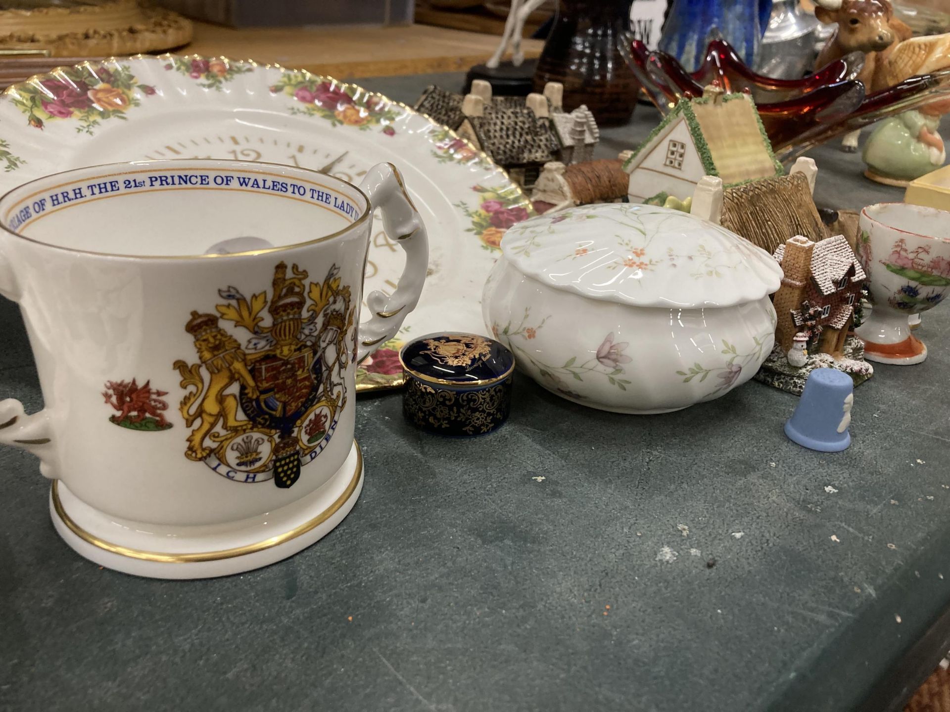 A COLLECTION OF CERAMIC COTTAGES, ROYAL ALBERT 'OLD COUNTRY ROSES' CLOCK AND TRAY, TRINKET BOX, ETC - Image 6 of 7