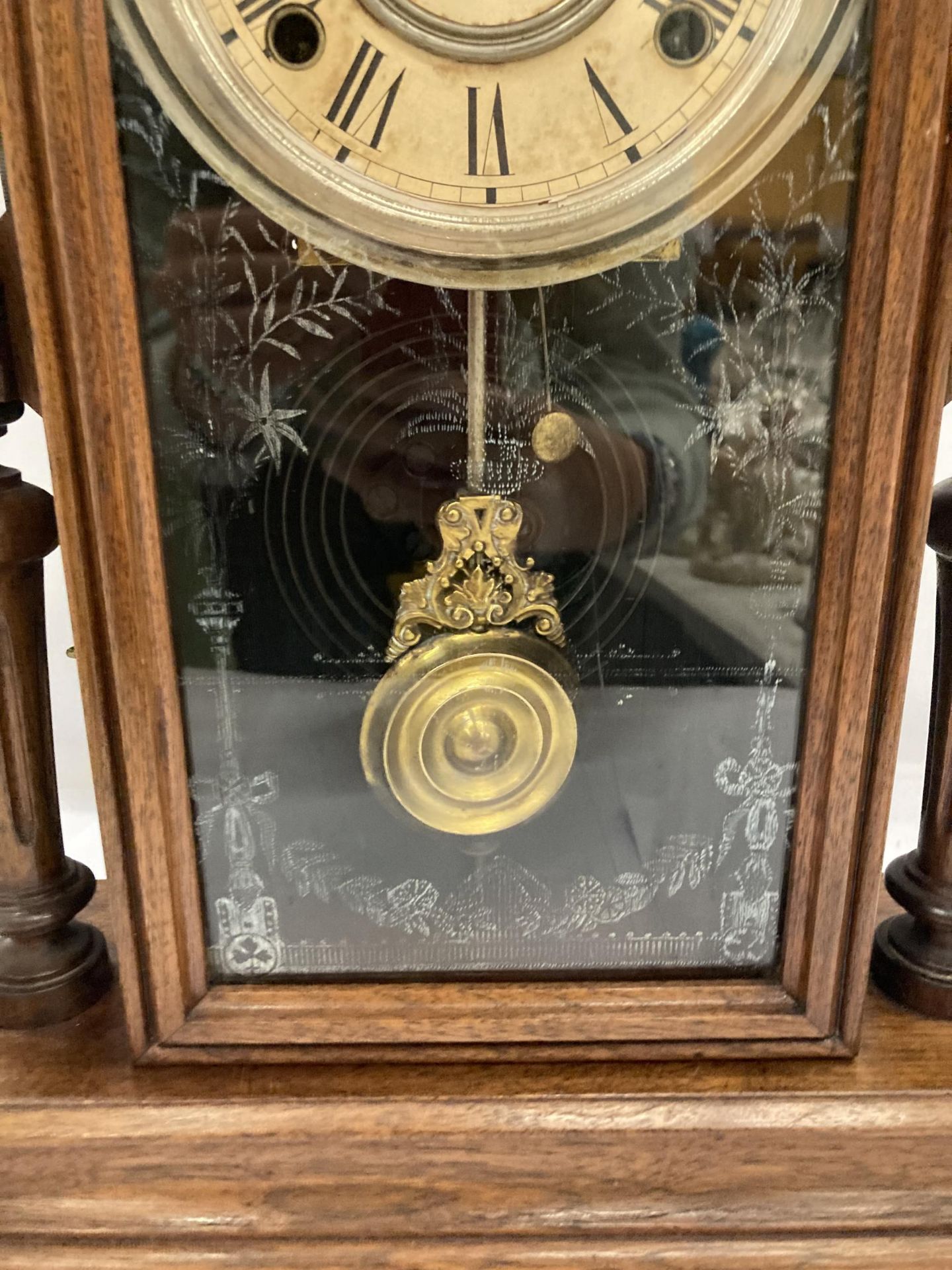 A VINTAGE OAK CHIMING MANTLE CLOCK WITH COLUMN SUPPORTS HAVING LION HEAD DESIGN, WITH PENDULUM, - Image 3 of 7