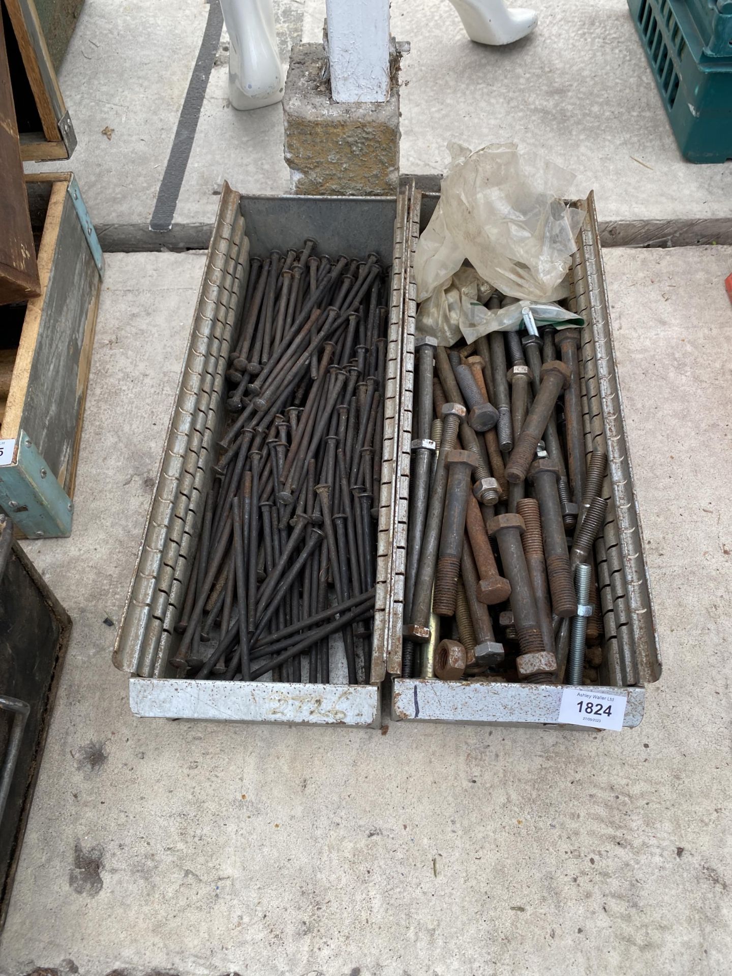 A LARGE ASSORTMENT OF VARIOUS SIZED BOLTS