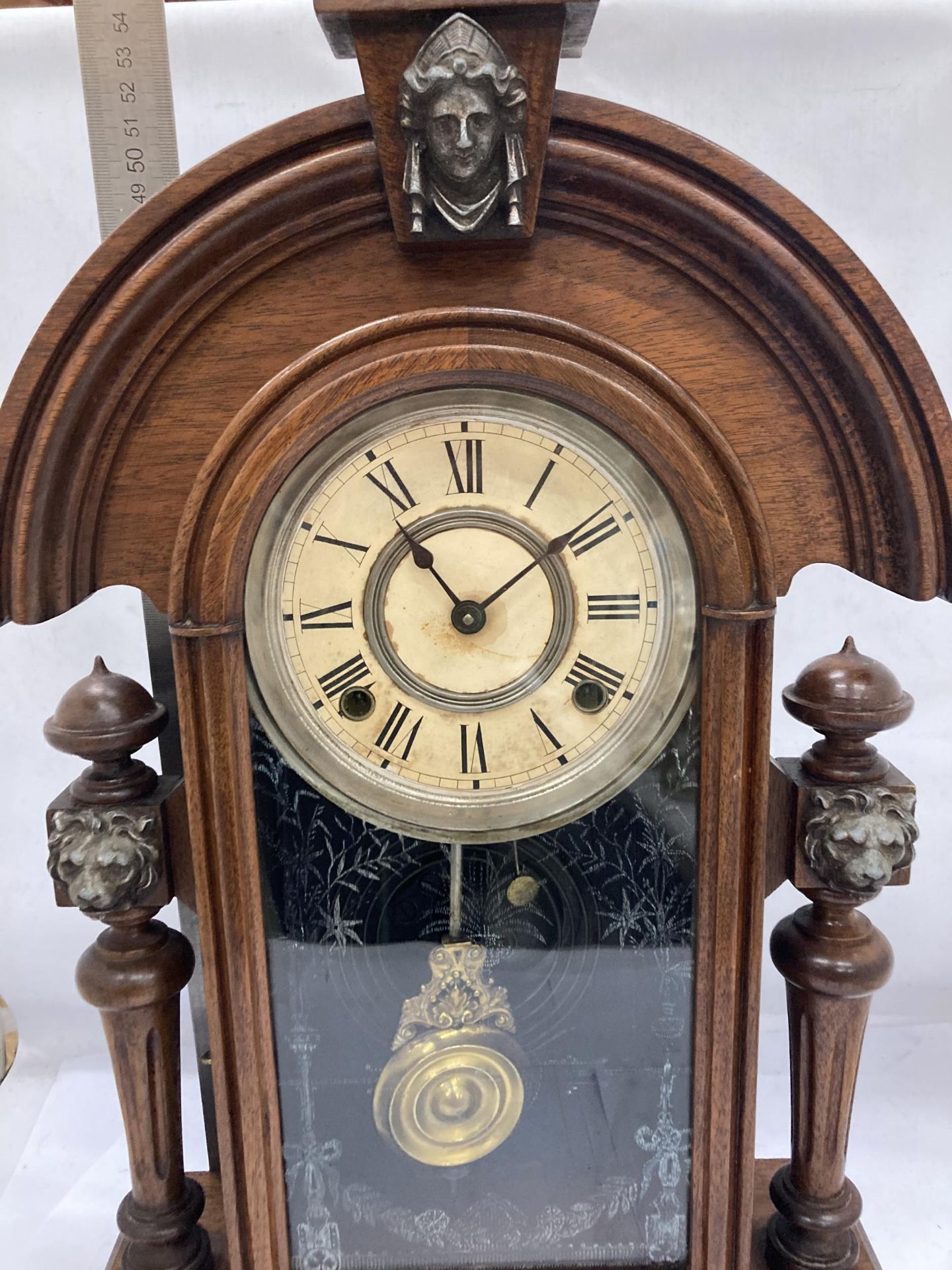 A VINTAGE OAK CHIMING MANTLE CLOCK WITH COLUMN SUPPORTS HAVING LION HEAD DESIGN, WITH PENDULUM, - Image 4 of 7