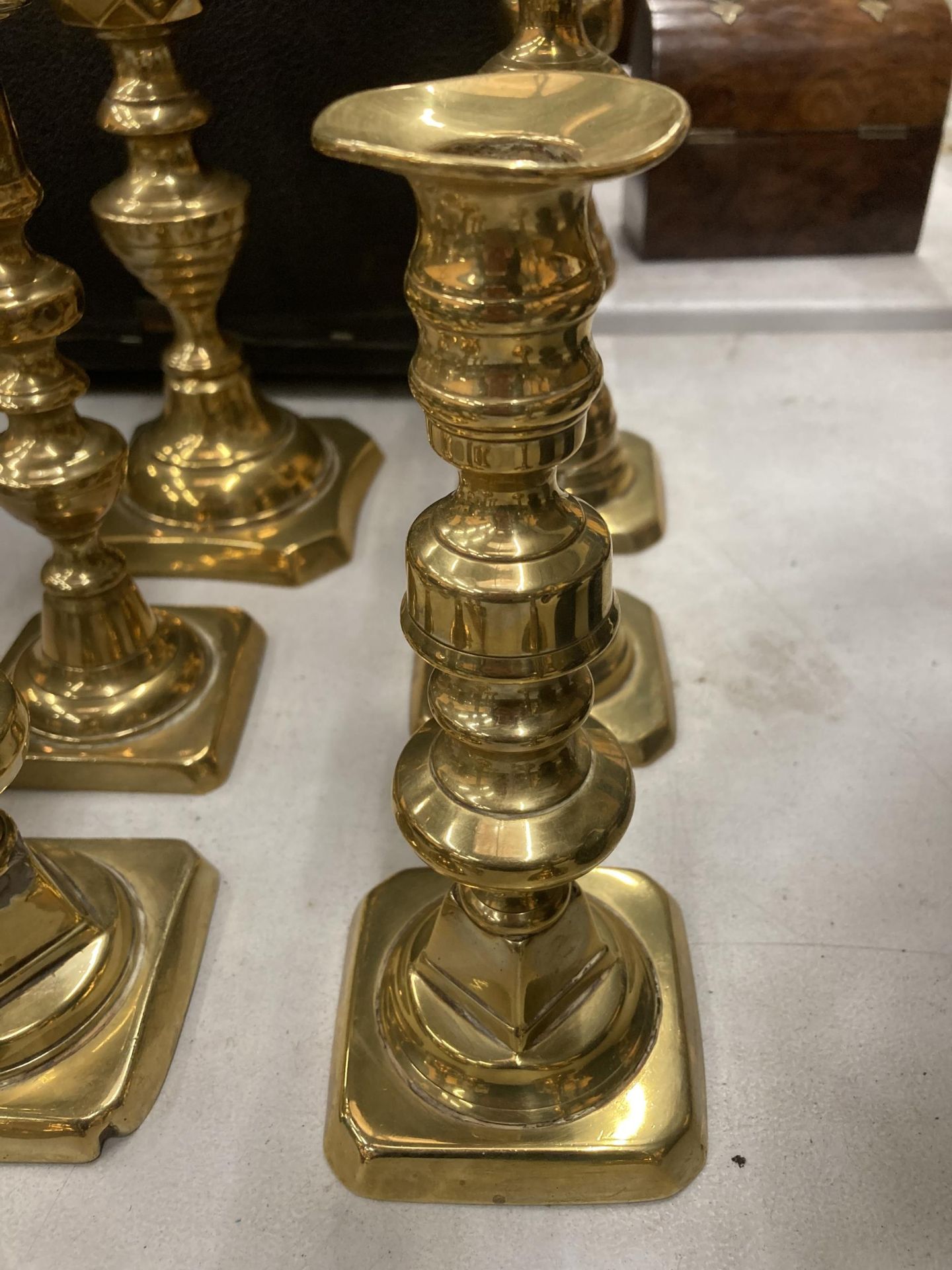 A COLLECTION OF TEN ASSORTED VINTAGE BRASS CANDLESTICKS - Image 4 of 4