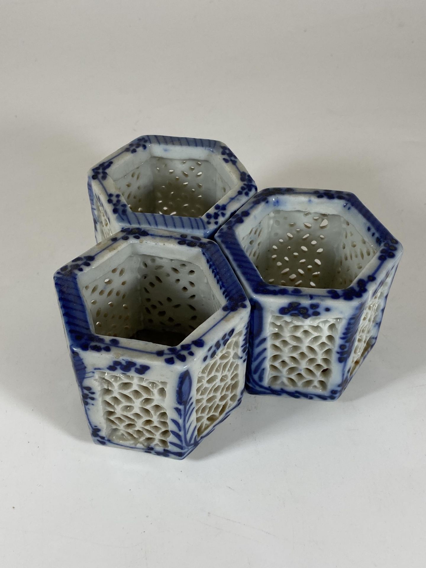 THREE CHINESE BLUE AND WHITE PORCELAIN RETICULATED CRICKET CAGES, HEIGHT 7CM - Image 5 of 5