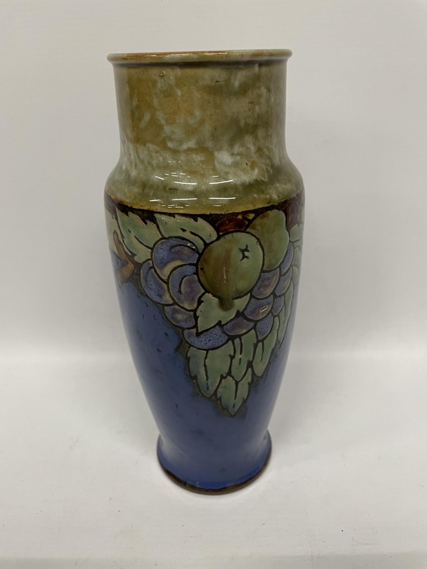 A ROYAL DOULTON LAMBETH ART NOUVEAU STYLE VASE, HEIGHT 25CM