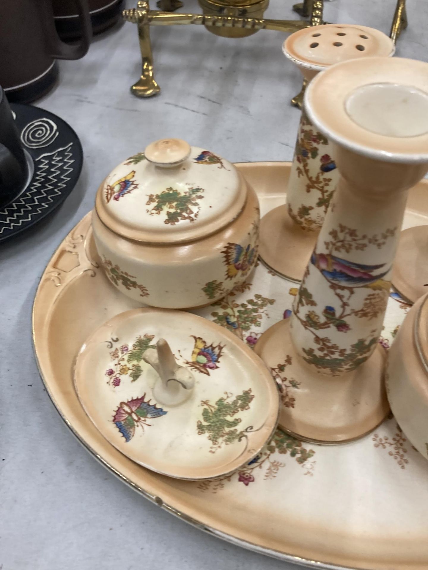 A VINTAGE CERAMIC DRESSING TABLE SET WITH BIRD AND FLORAL DESIGN - Image 3 of 4