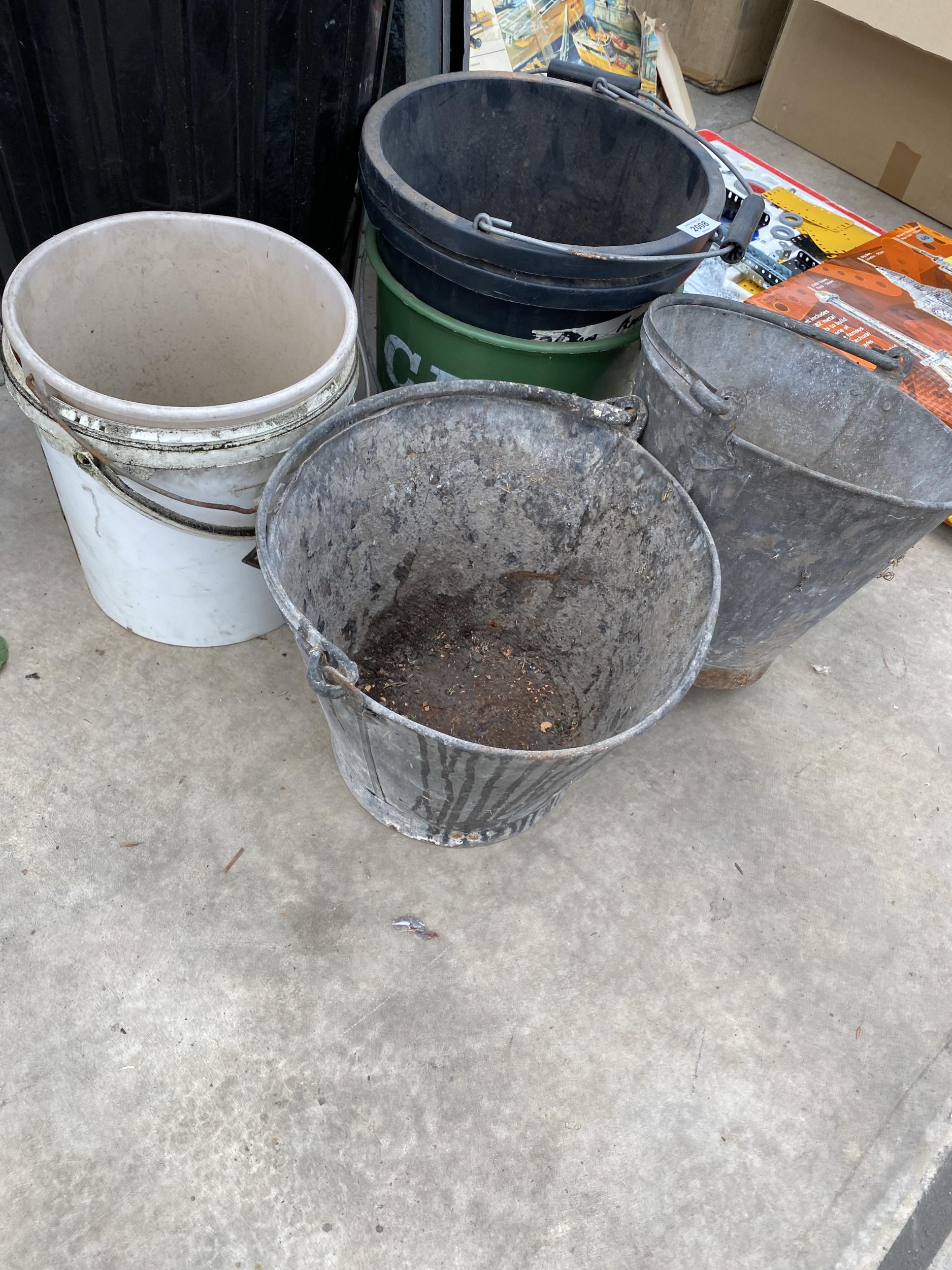 A LARGE ASSORTMENT OF GARDEN ITEMS TO INCLUDE GALVANISED BUCKETS, SHOVELS AND A DUST BIN ETC - Image 4 of 4