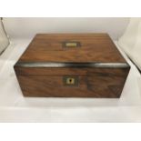 A VINTAGE WALNUT JEWLLERY BOX WITH INNER LIFT OUT SECTION AND KEY