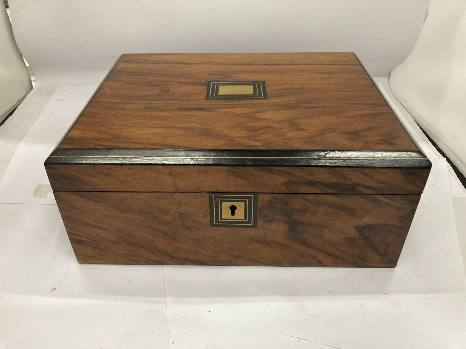 A VINTAGE WALNUT JEWLLERY BOX WITH INNER LIFT OUT SECTION AND KEY