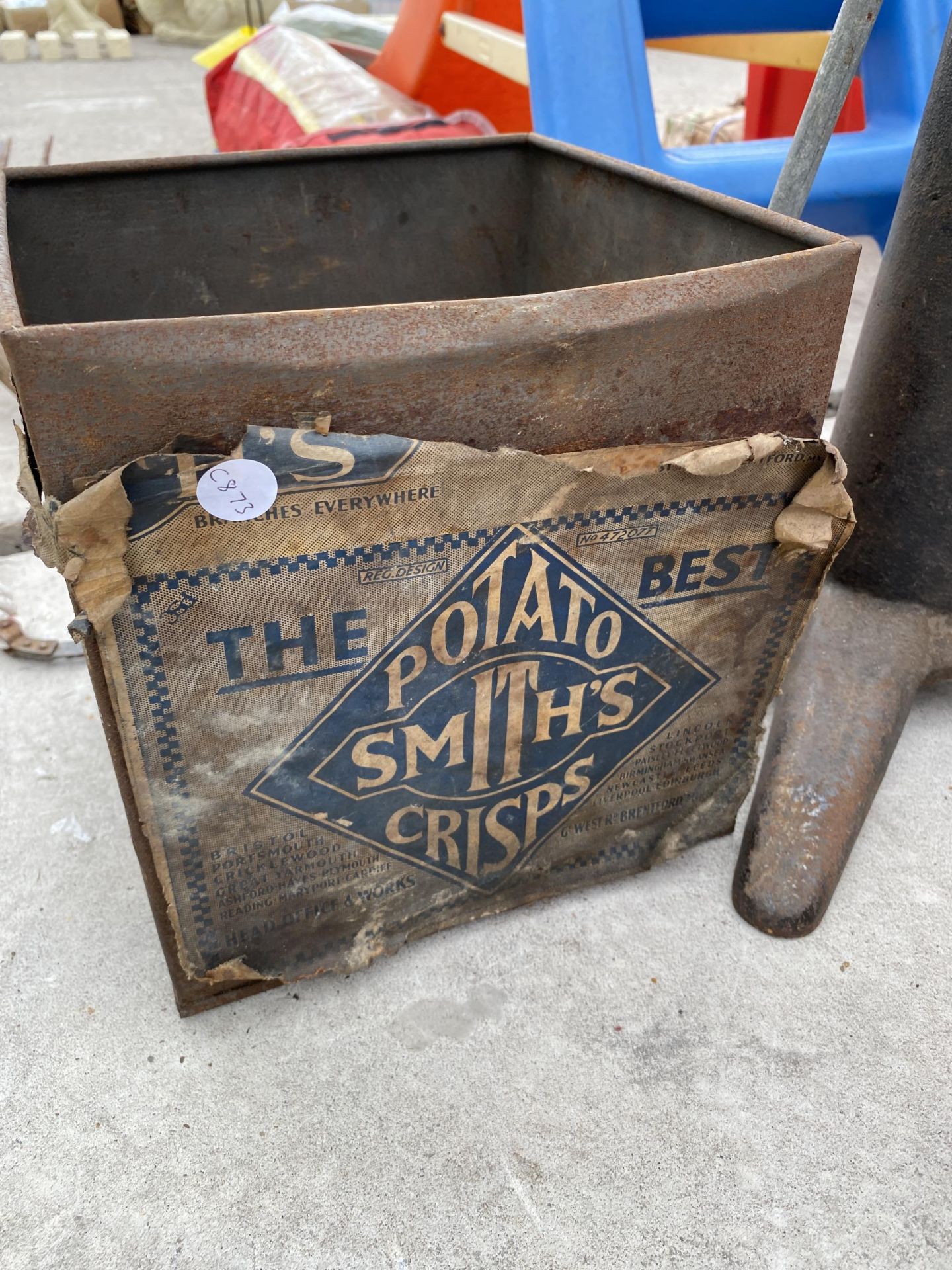AN ASSORTMENT OF VINTAGE ITEMS TO INCLUDE A METAL SMITHS CRISPS BOX, A STOOL BASE AND METAL RODS ETC - Bild 4 aus 4