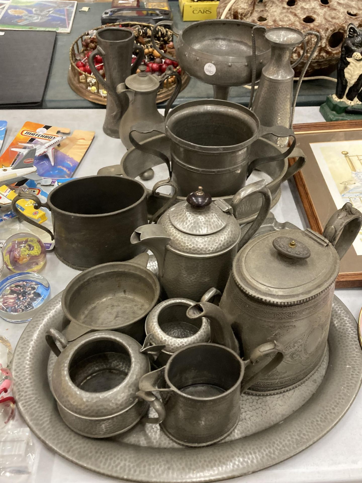 A LARGE QUANTITY OF VINTAGE PEWTER TO INCLUDE ARTS AND CRAFTS, BOWLS, A TEASET, VASES, JUGS, A TRAY,