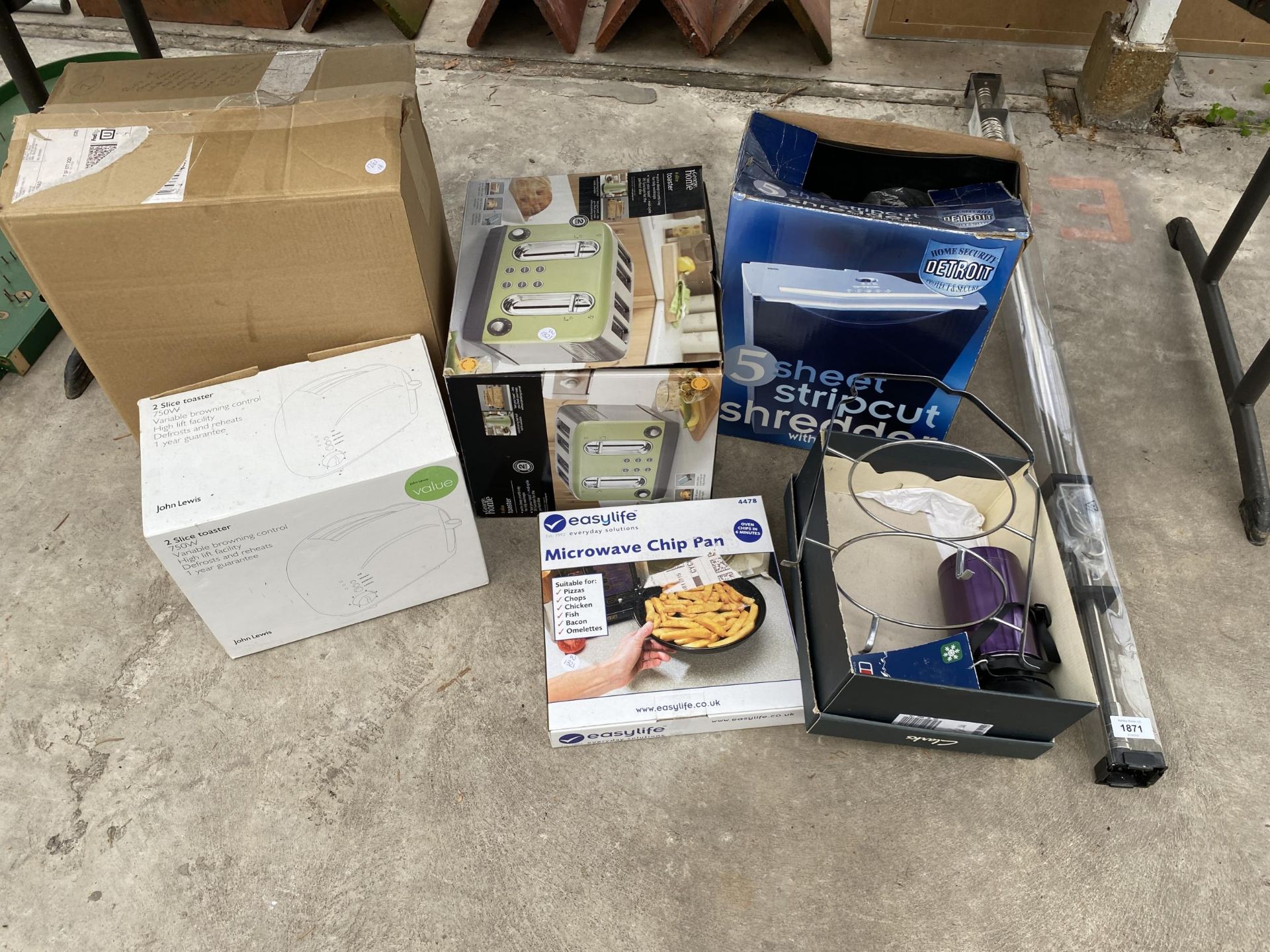 AN ASSORTMENT OF ITEMS TO INCLUDE A TOASTER, MICROWAVE CHIP PAN AND A SHREDDER ETC