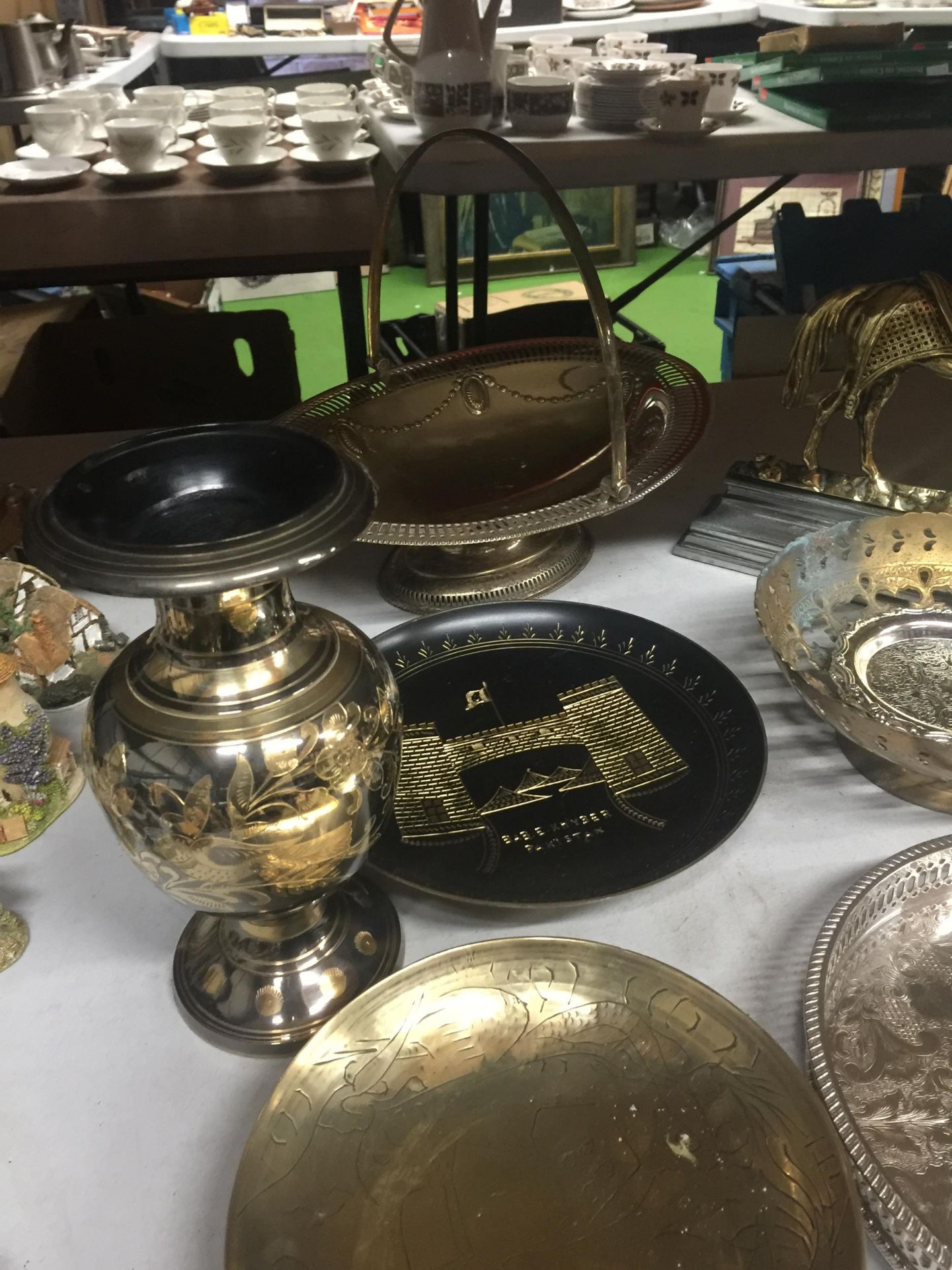 A QUANTITY OF SILVER PLATED ITEMS TO INCLUDE A BASKET BOWL, TRAY, BOWLS, VASE, JUG, HORSE, ETC - Image 3 of 5