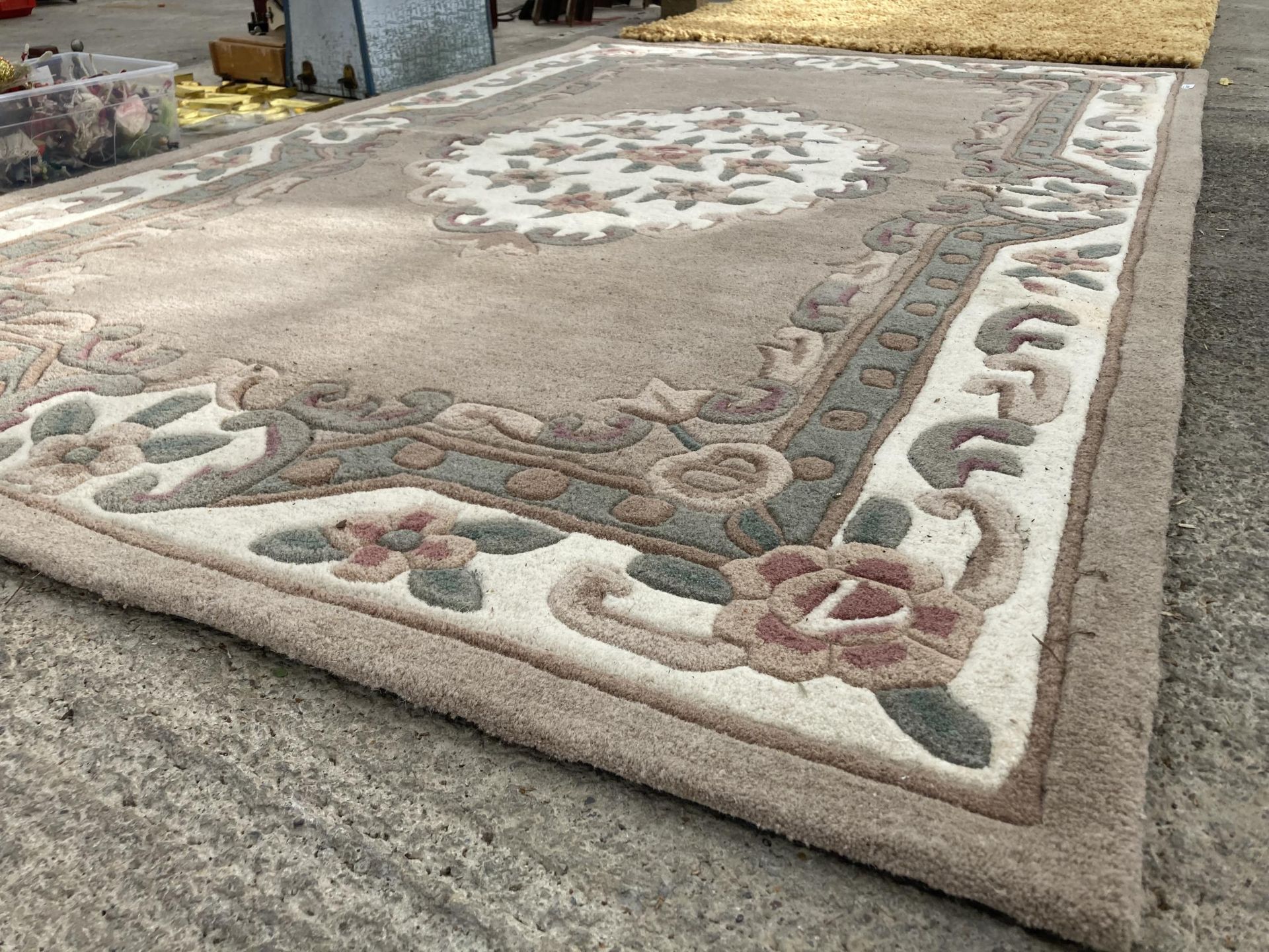 A LARGE PINK AND CREAM PATTERNED RUG - Image 2 of 2
