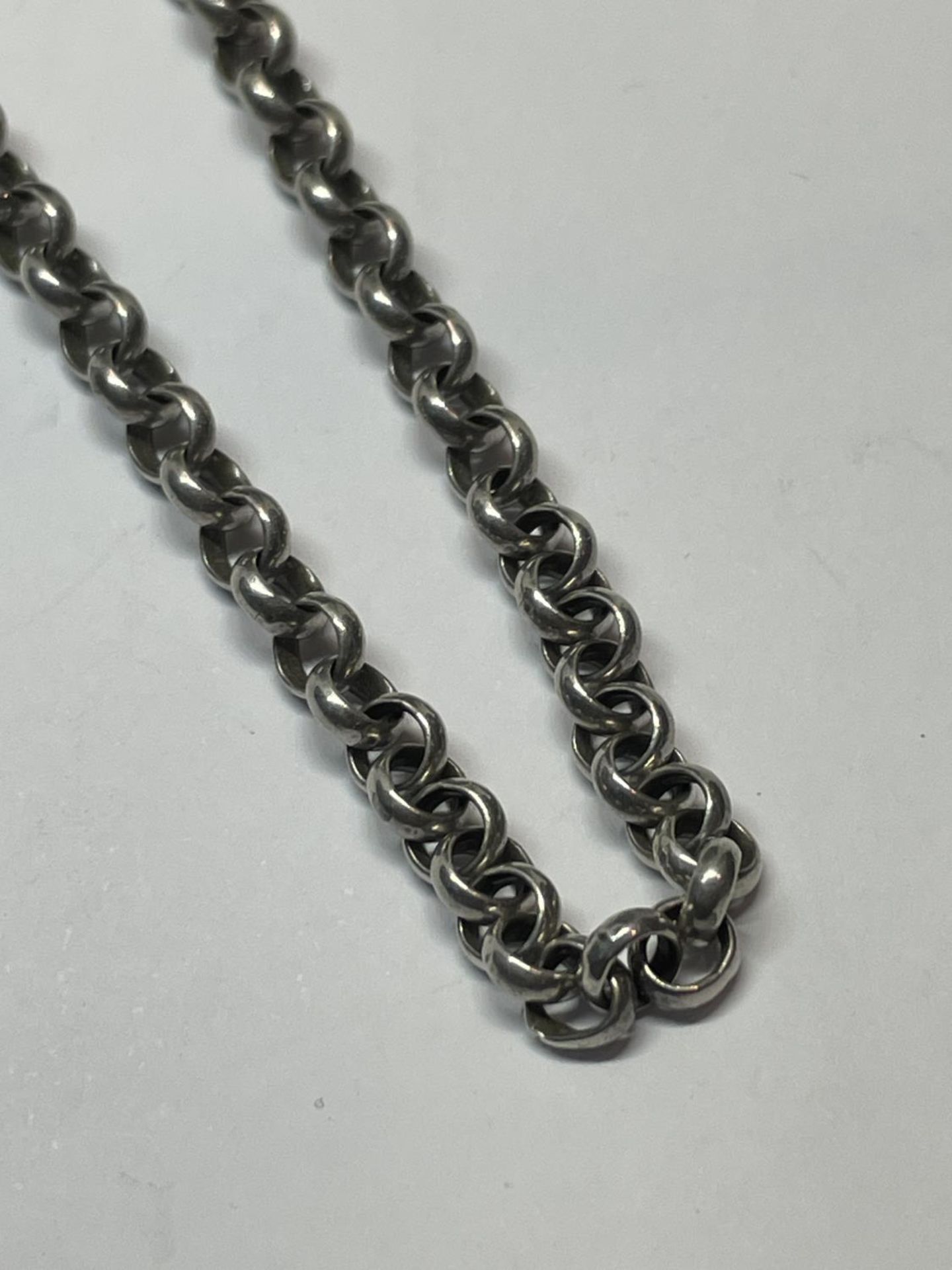 A SILVER BELCHER CHAIN NECKLACE LENGTH 24 INCHES - Bild 2 aus 3