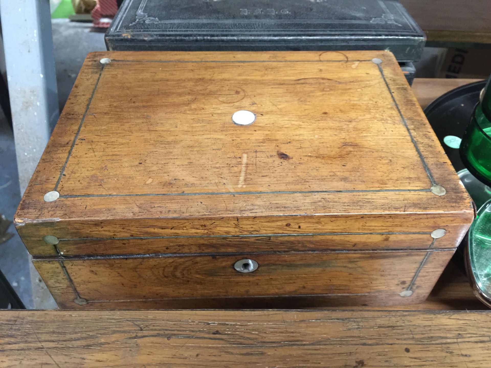 THREE VINTAGE BOXES TO INCLUDE A MAHOGANY, AN OAK AND A LEATHER COVERED - FOR RESTORATION PLUS A - Image 3 of 4